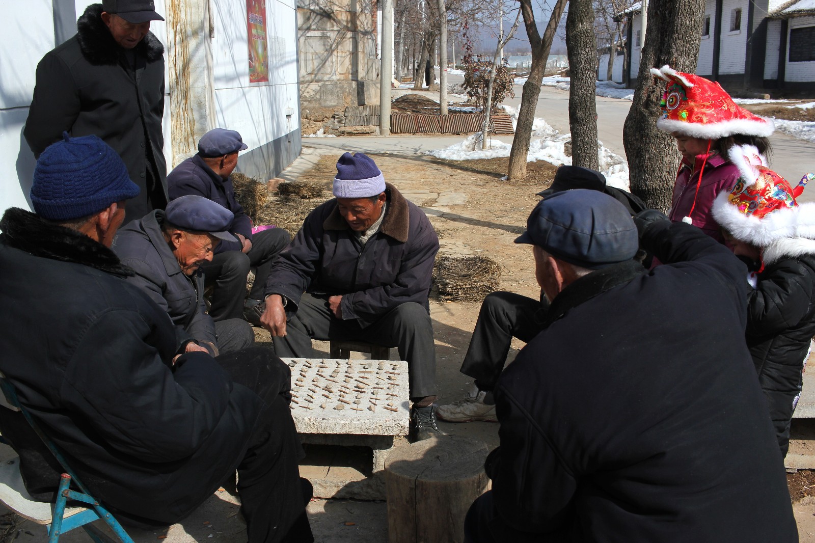 "狼吃娃""丢方""媳妇跳井""抓羊"等这些乡村土产游戏,已在我们记忆中