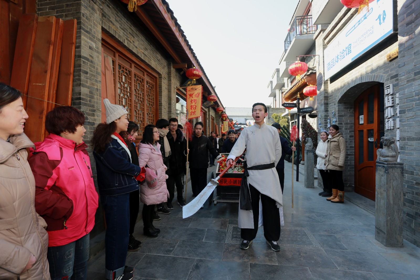 山西"镖局"押镖送年货 游客瞬间抢光找回浓浓年味