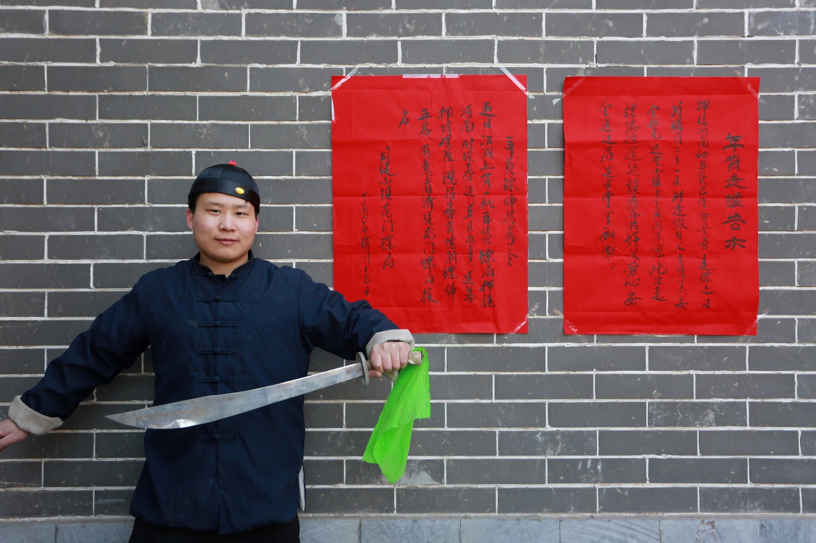 山西"镖局"押镖送年货 游客瞬间抢光找回浓浓年味