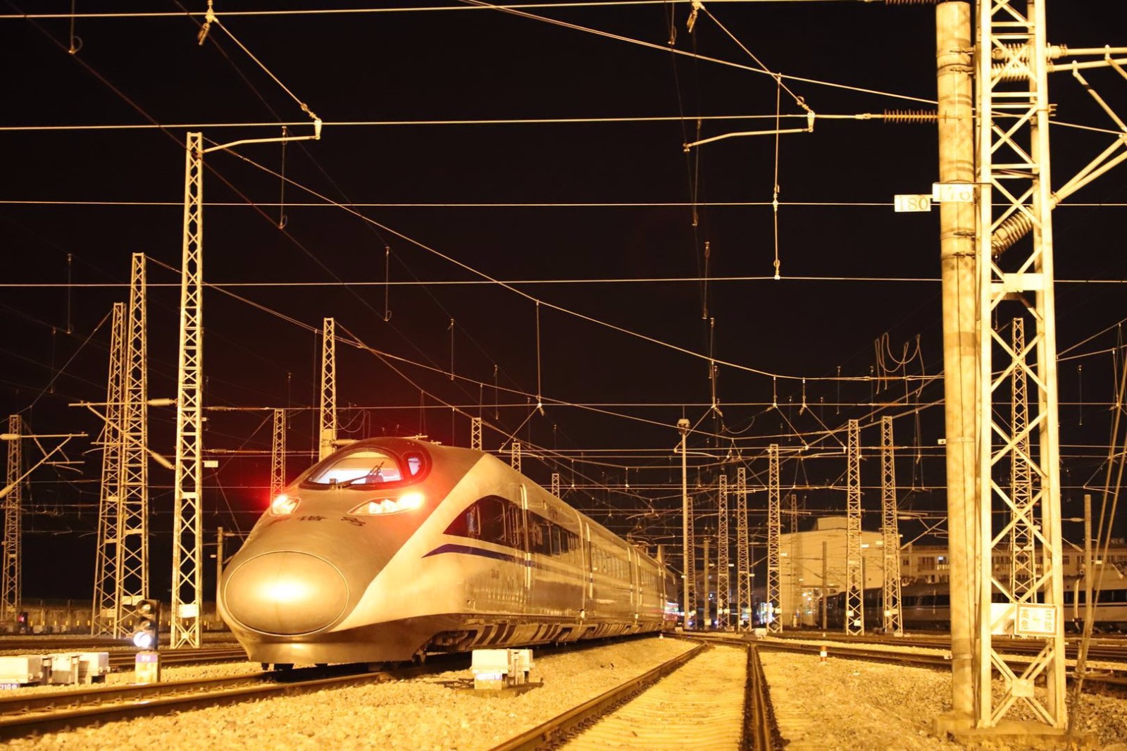 南铁增开60列夜间高铁应对节前客流高峰