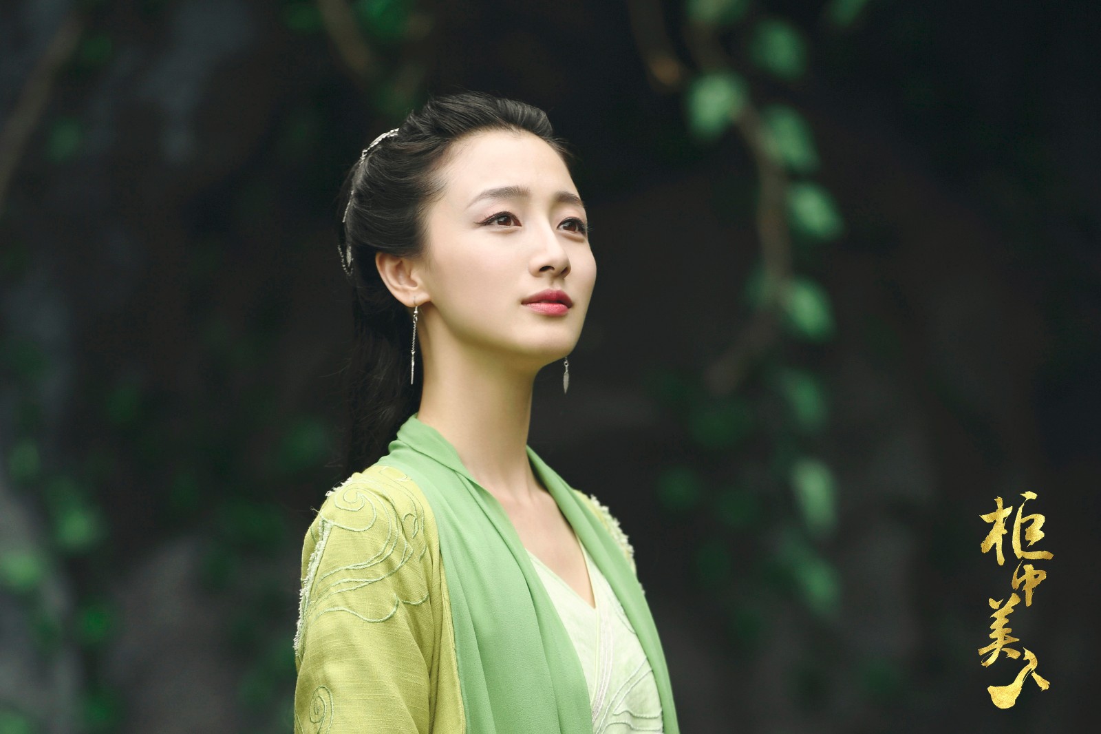 陈瑶胡冰卿2月8日美人"出柜" 群芳主题剧照深情互望cp感满满