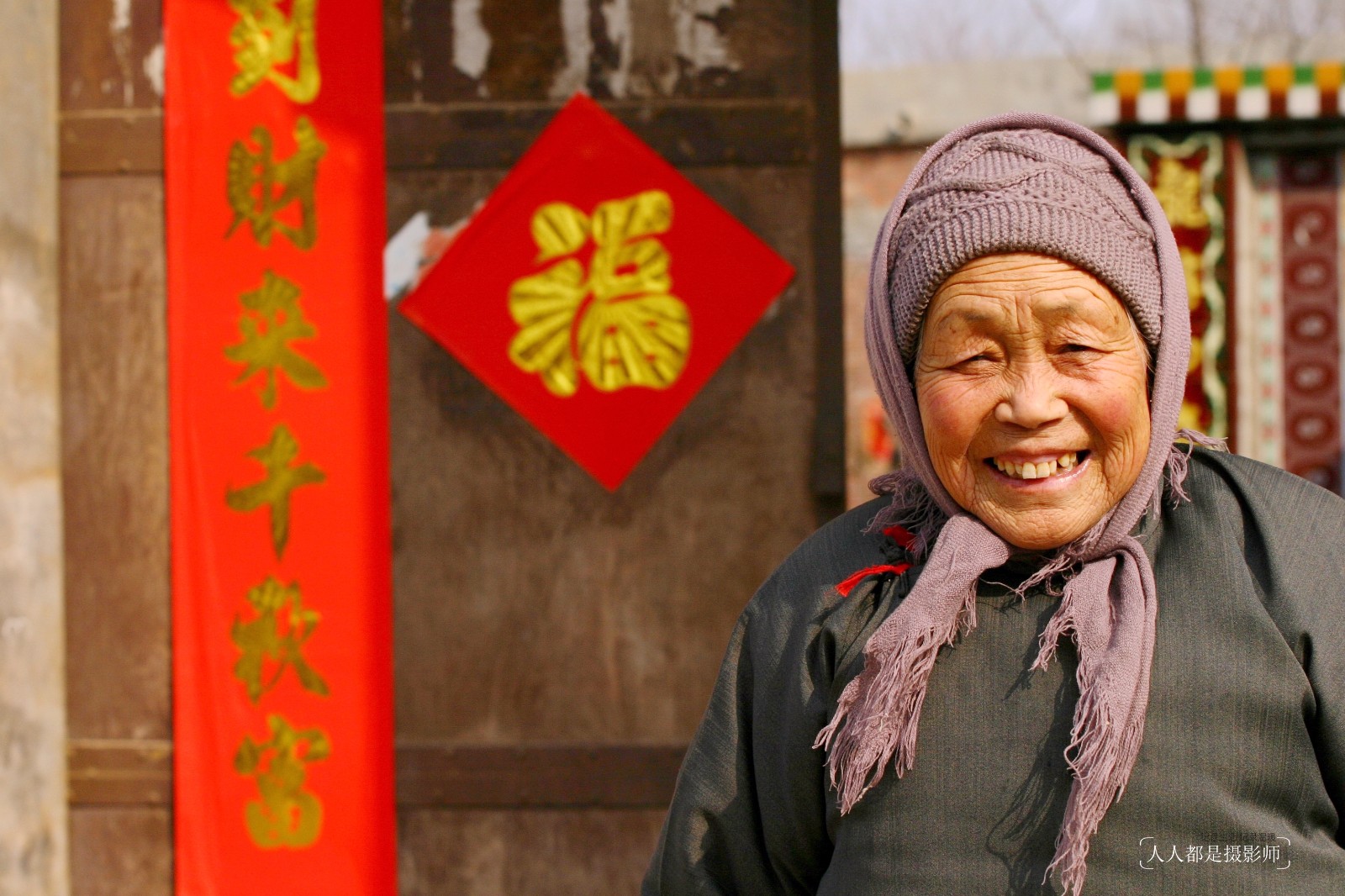 小朋友盼过年可以穿新衣吃零食,而老人盼过年,也许只是想儿女能够回来