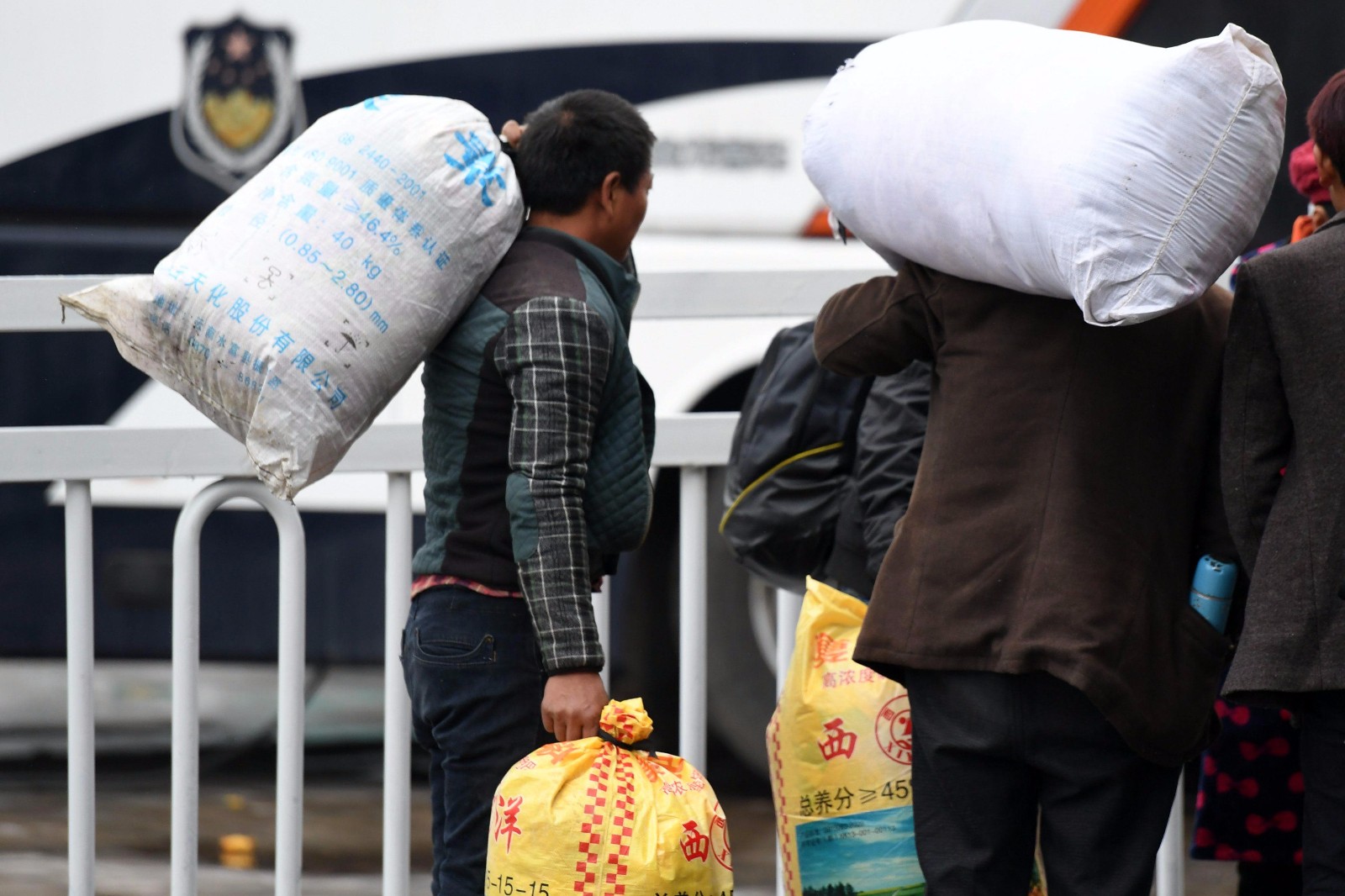 春运大潮中,那些压在农民工肩上的行囊,沉重得让人心酸