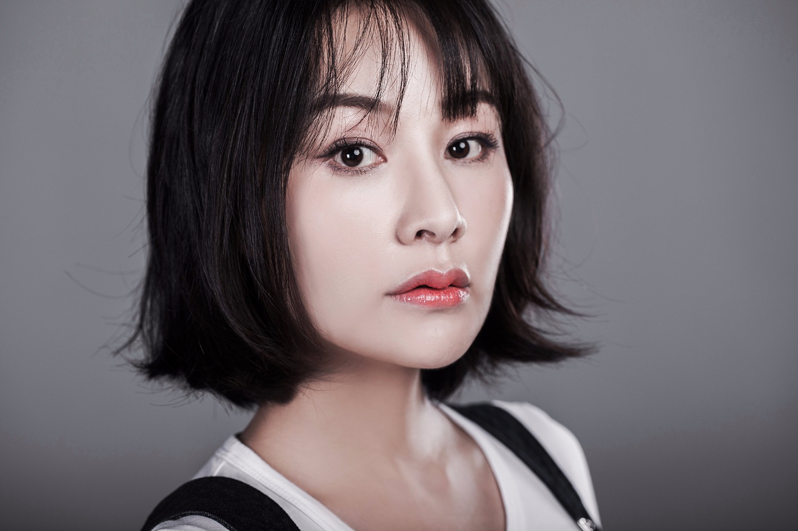 近日,演员胡蓉蓉被曝出一组写真照,照片中的她青春靓丽,一袭白裙,尽显