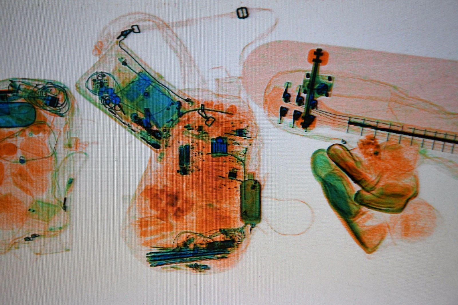 x光安检机下的春运行囊万千物品原形毕露