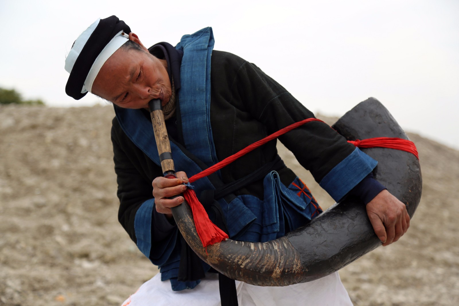 吹传统乐器牛角:世界上最大牛角|瑶族|牛角|南丹县_新浪新闻