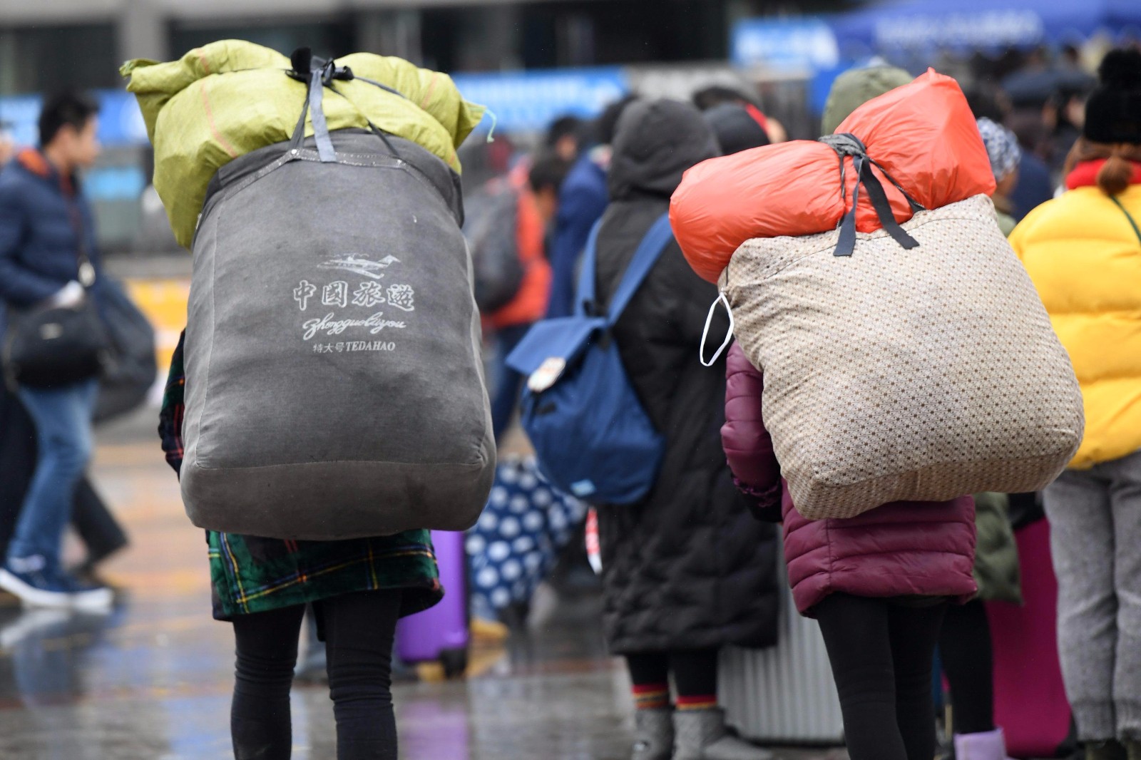春运大潮中,那些压在农民工肩上的行囊,沉重得让人心酸