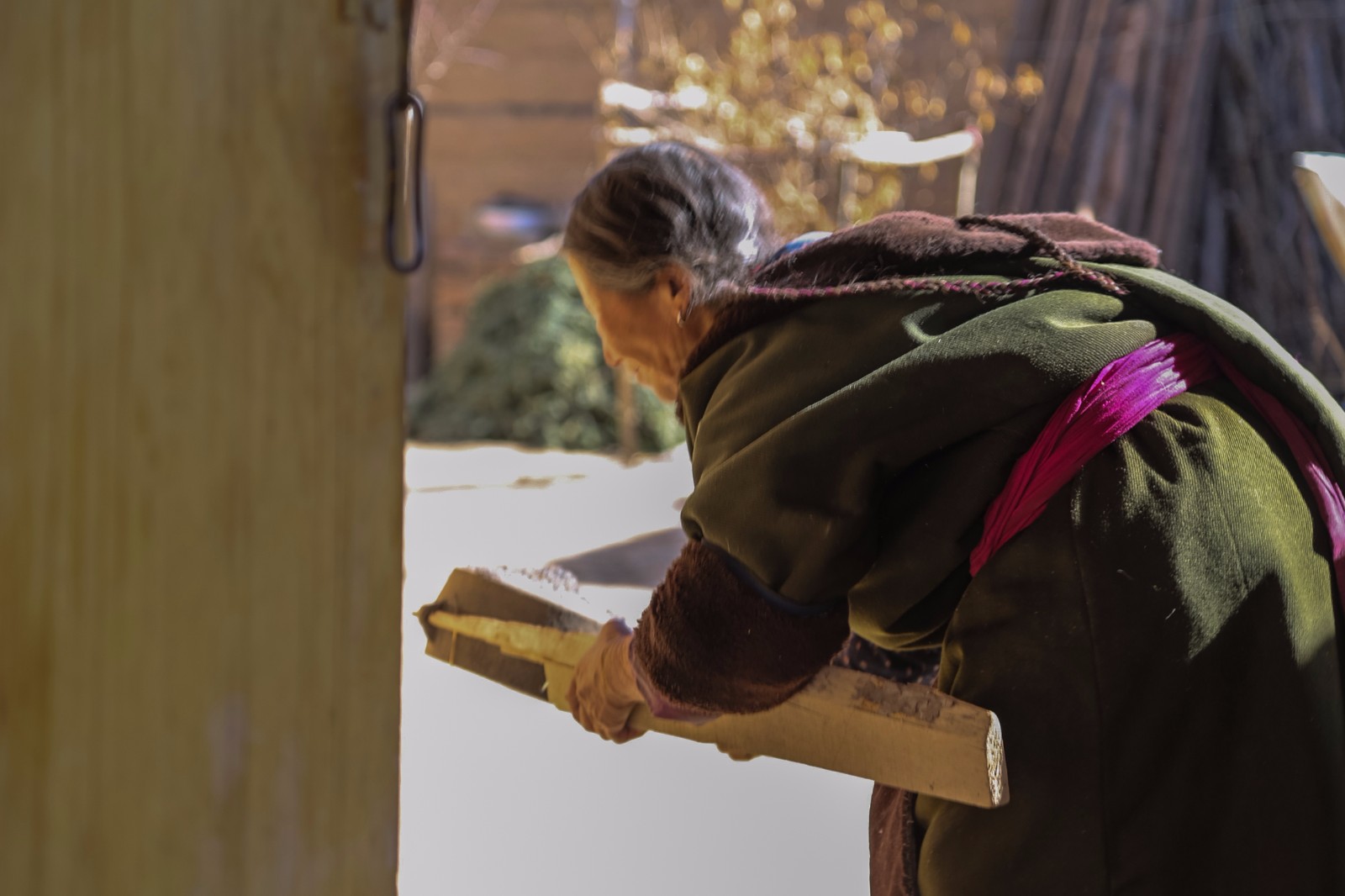 王周老阿妈弓着腰,颤颤巍巍地拿劈柴,到门外去炕馍馍.