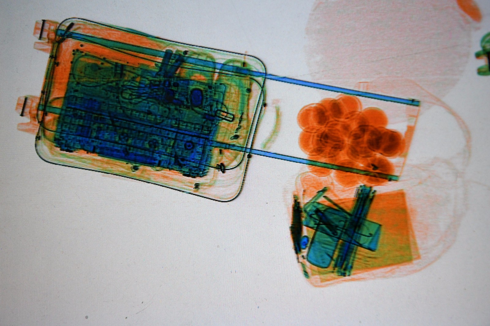x光安检机下的春运行囊万千物品原形毕露