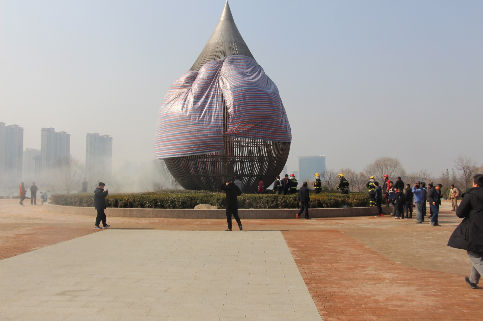 大水滴 发火冒烟 消防到场消火