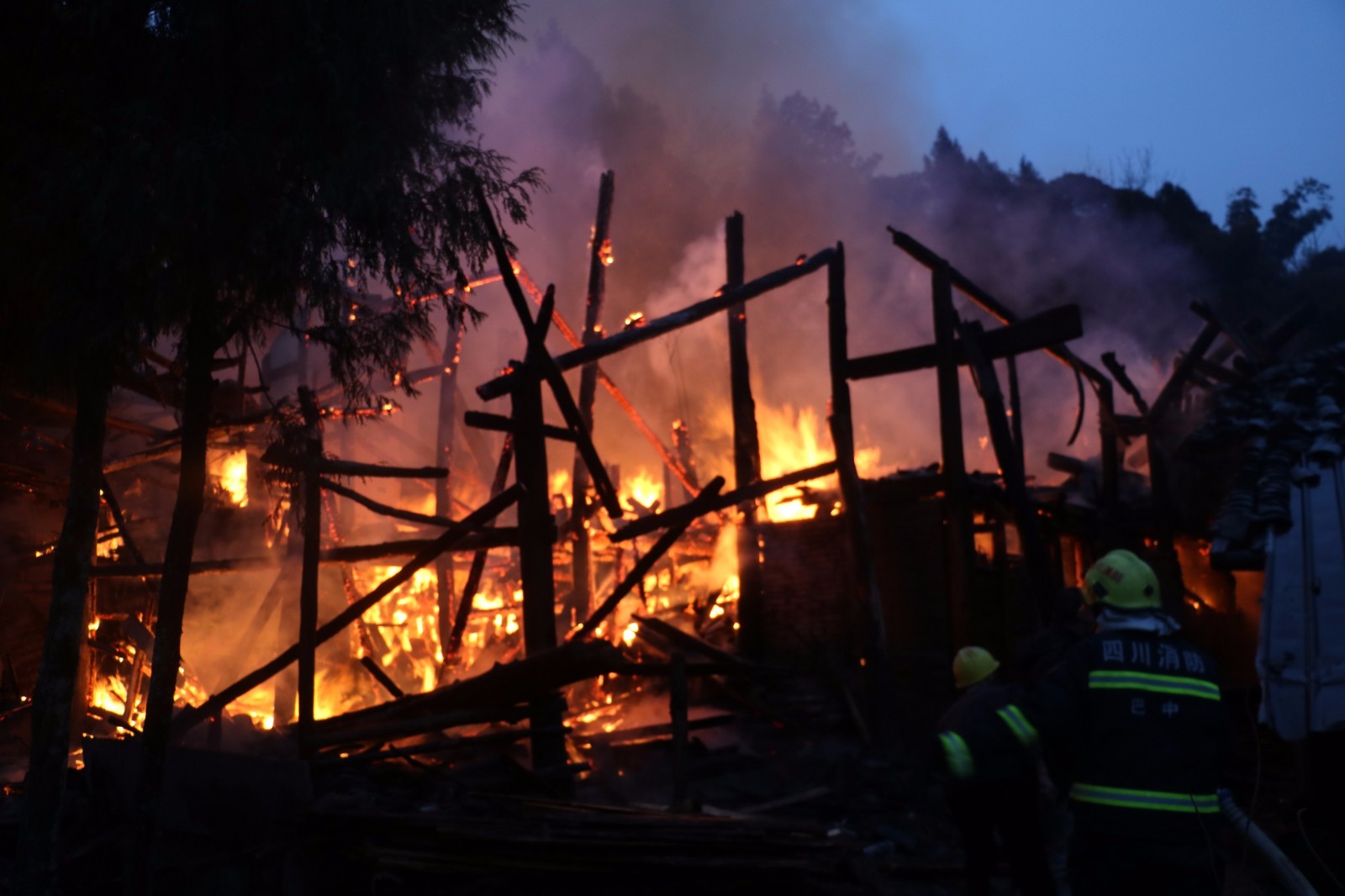 目前,火灾的原因正在进一步调查当中.