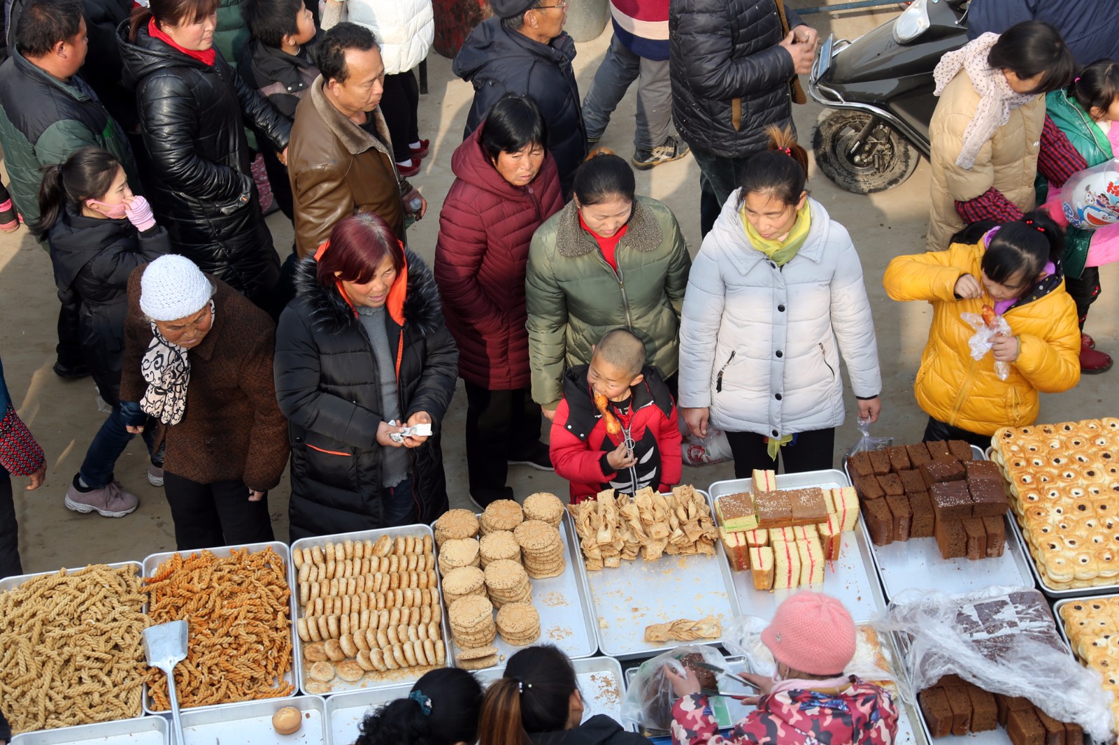 集市上人头攒动村民赶年集买年货年味越来越浓