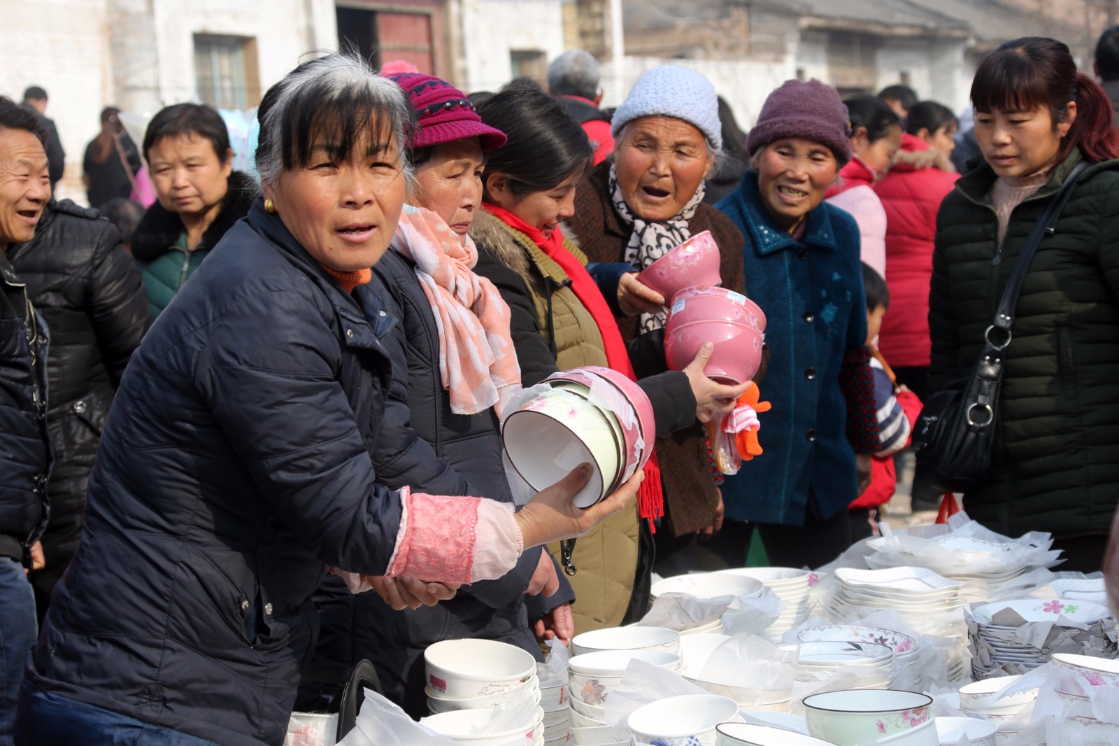 集市上人头攒动村民赶年集买年货年味越来越浓