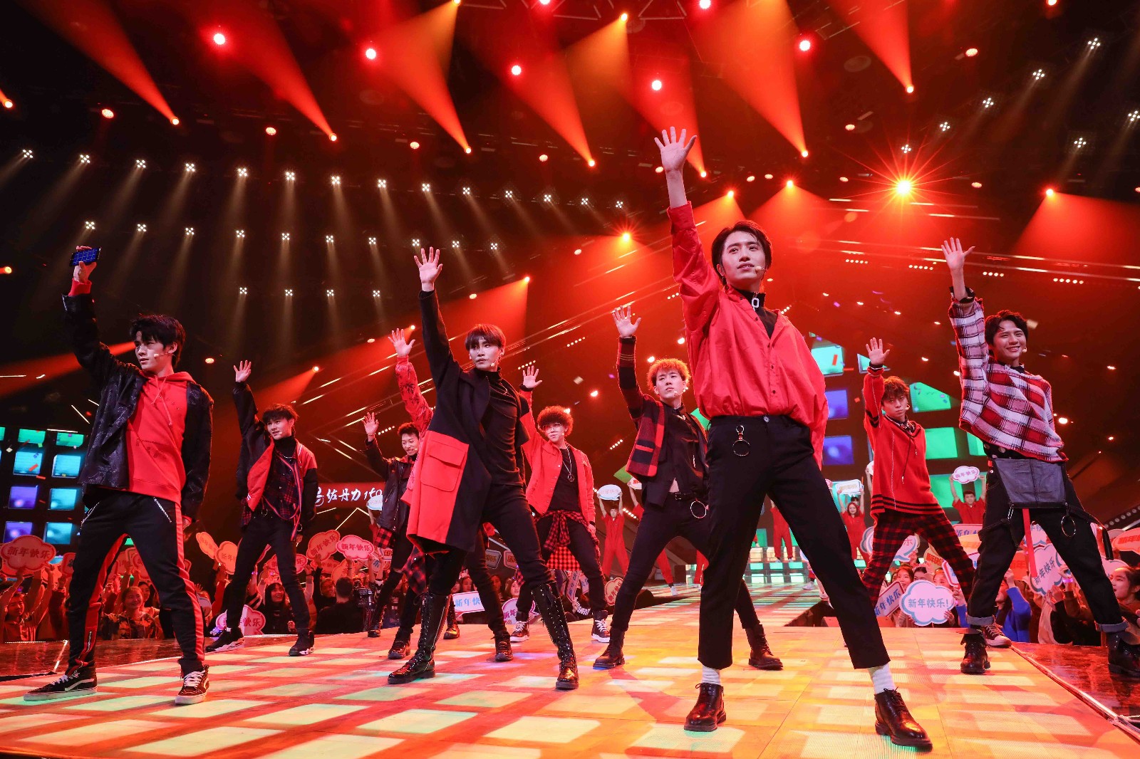 zero-g梦想男团登陆央视网络春晚 和撒贝宁高博同台热舞