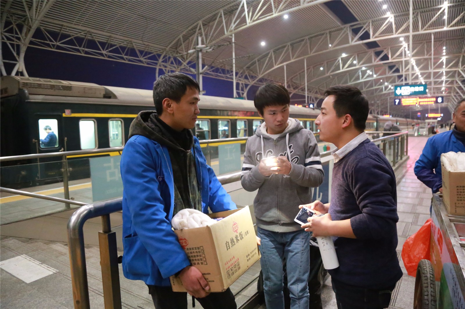 大学生寒假给父亲打工 站台抱箱卖快餐日入千元