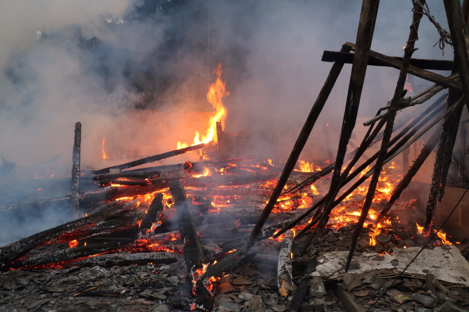 四川巴中农村一瓦房突发大火房屋被烧毁