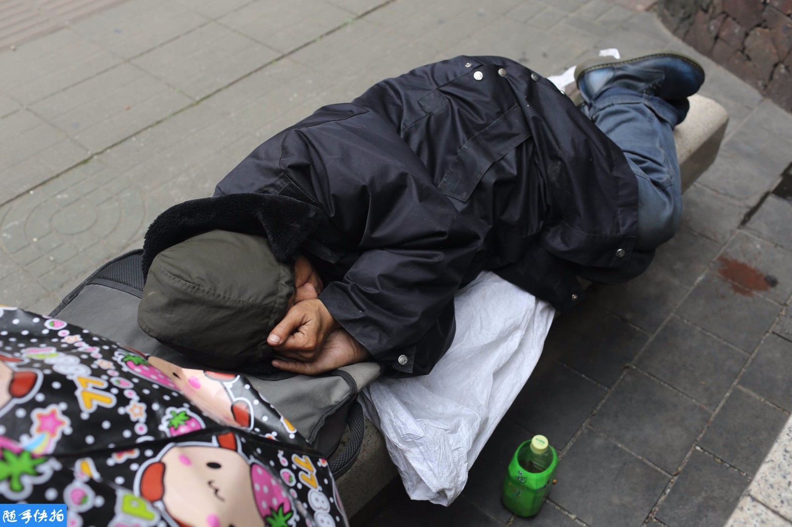 拾荒老人露宿街头入睡 春节临近他的生活有点惨_新浪看点