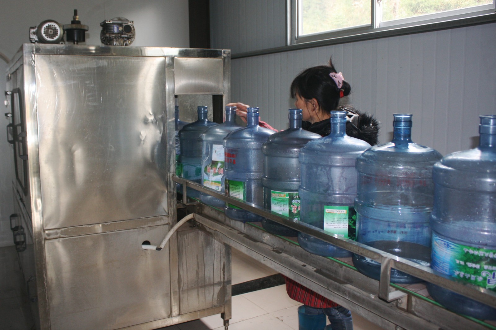 锦屏偶里皆久水厂长期为孤寡老人和聋哑学生献爱心