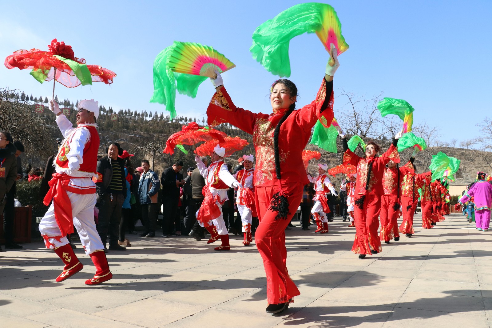 数千人围观扭秧歌 现场嗨翻天|秧歌|陕北|旱船_新浪网