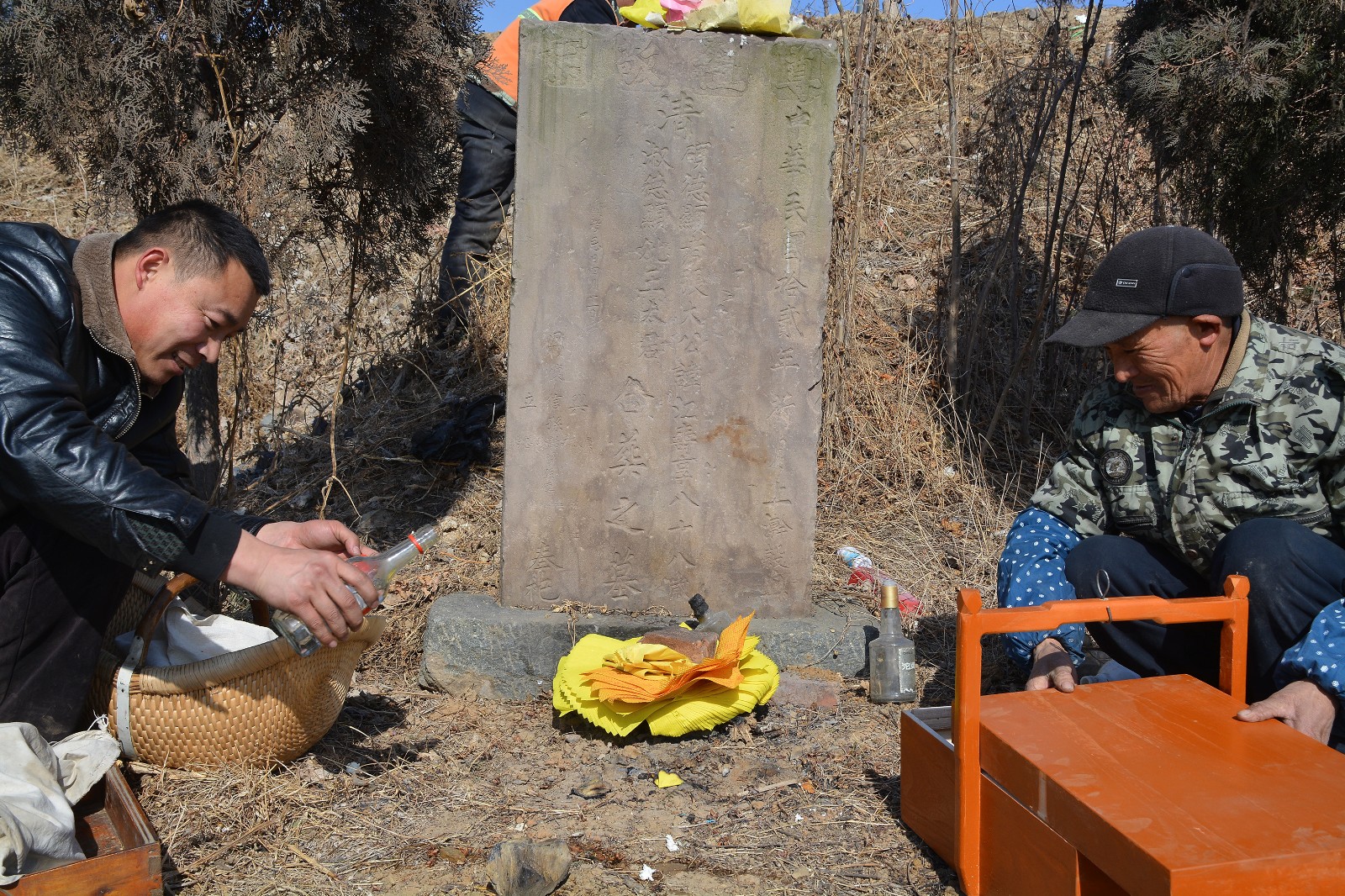 春节山村祭祖上年坟,40多名男性烧纸钱跪地为祖先磕头