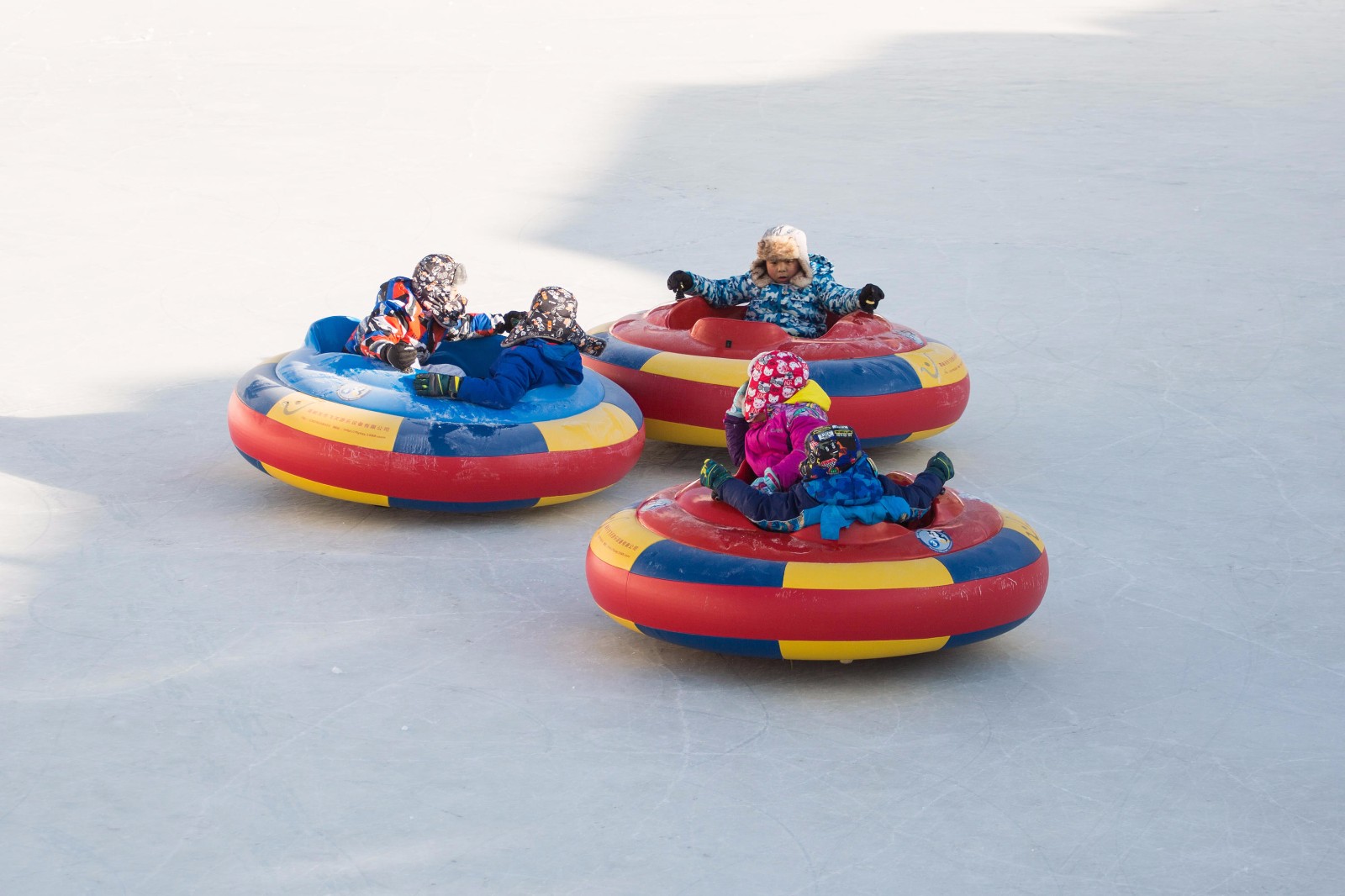 雪乡村民将万年冰河改游乐场 游客坐椅子溜冰