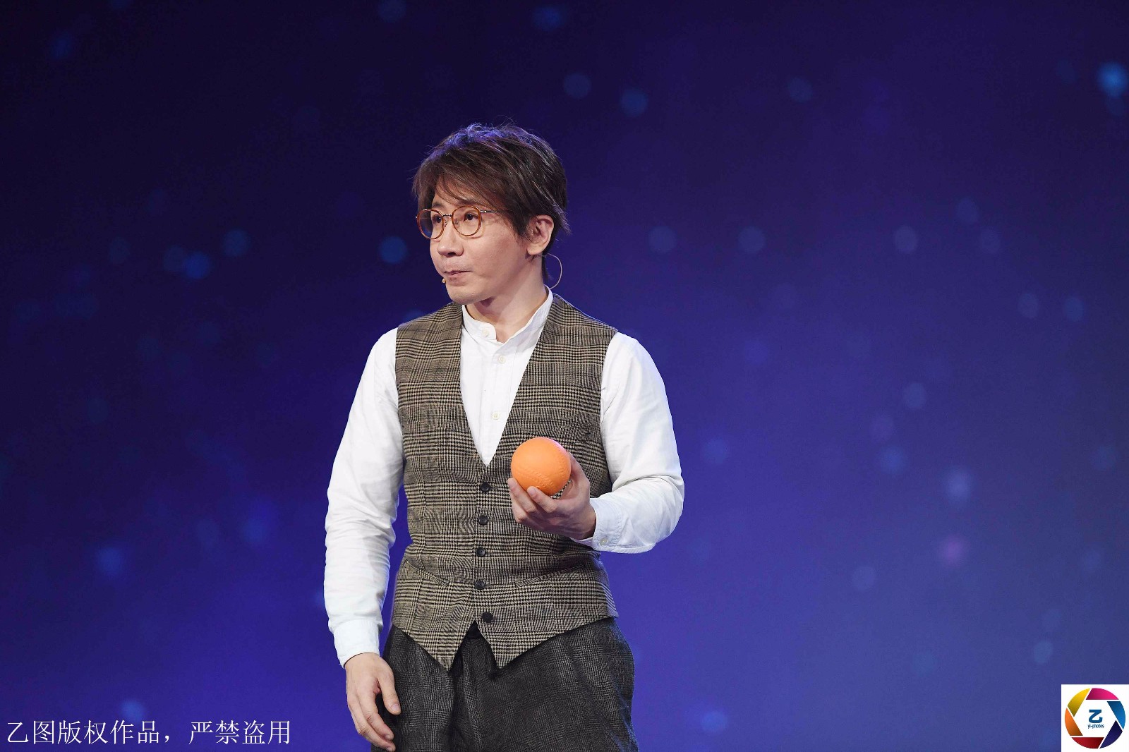 刘谦春晚玩心灵感应,网友:算术比魔术成绩好|刘谦|魔术|感应_新浪新闻