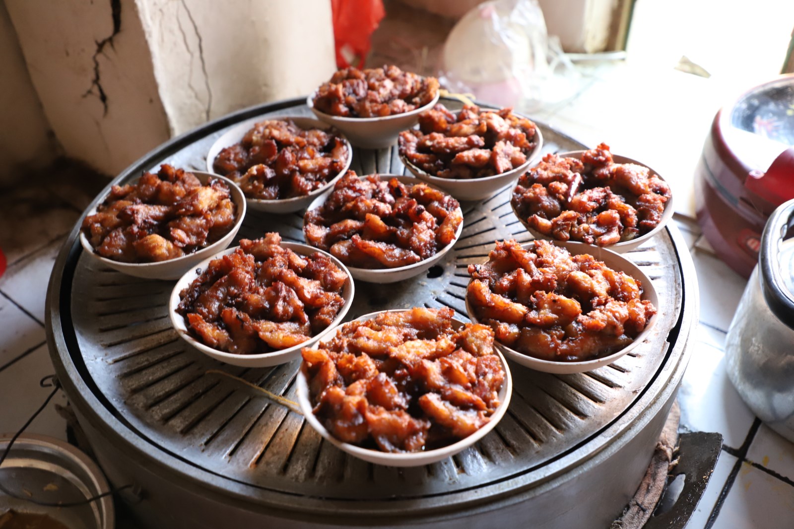 蒸碗是陕西关中有名的一道美食,因为食材要放在碗内然后用火蒸而得名.