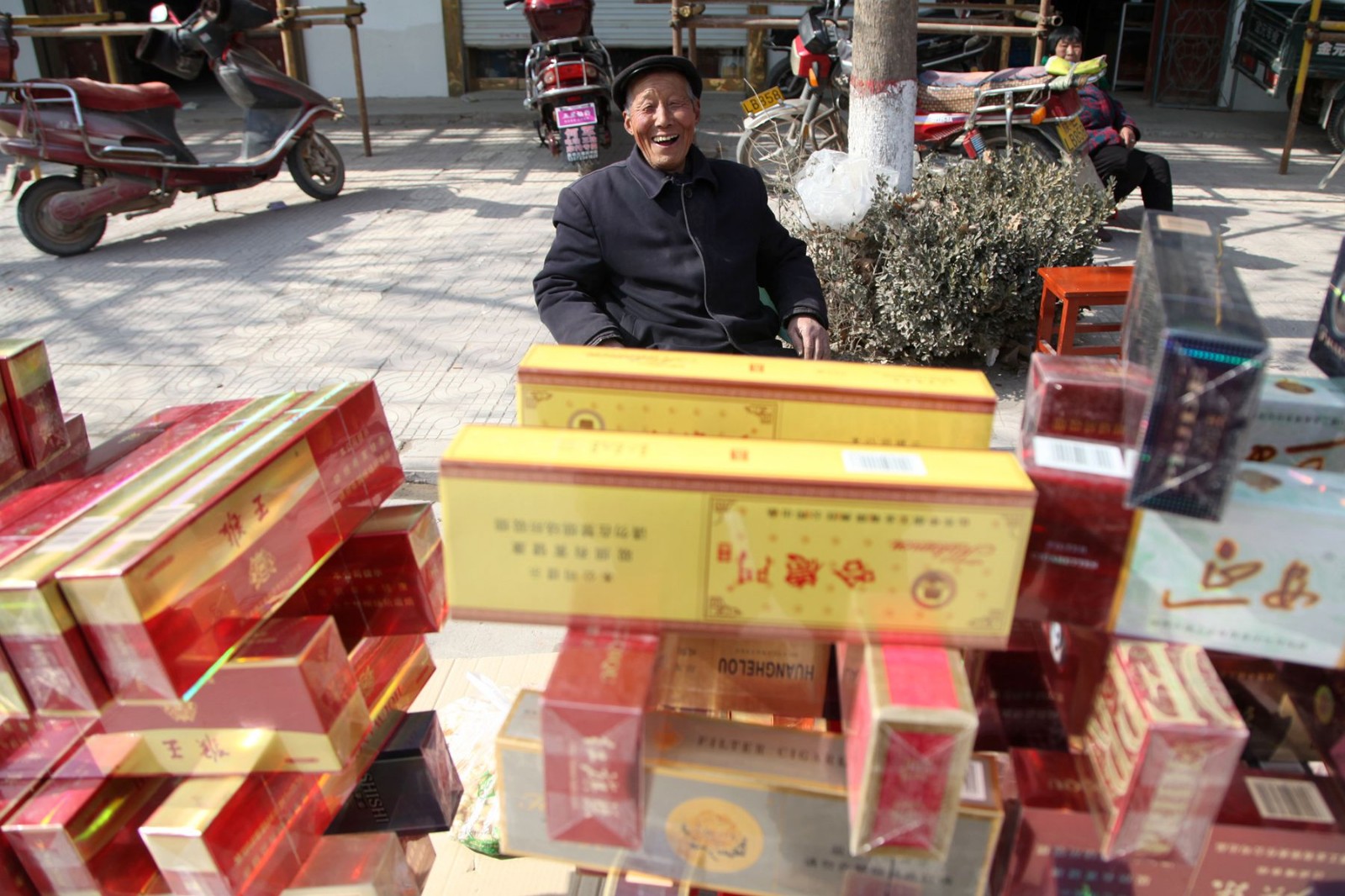 春节年集上一组老人的笑脸,你是否看到了住在乡下农村的老爸老妈