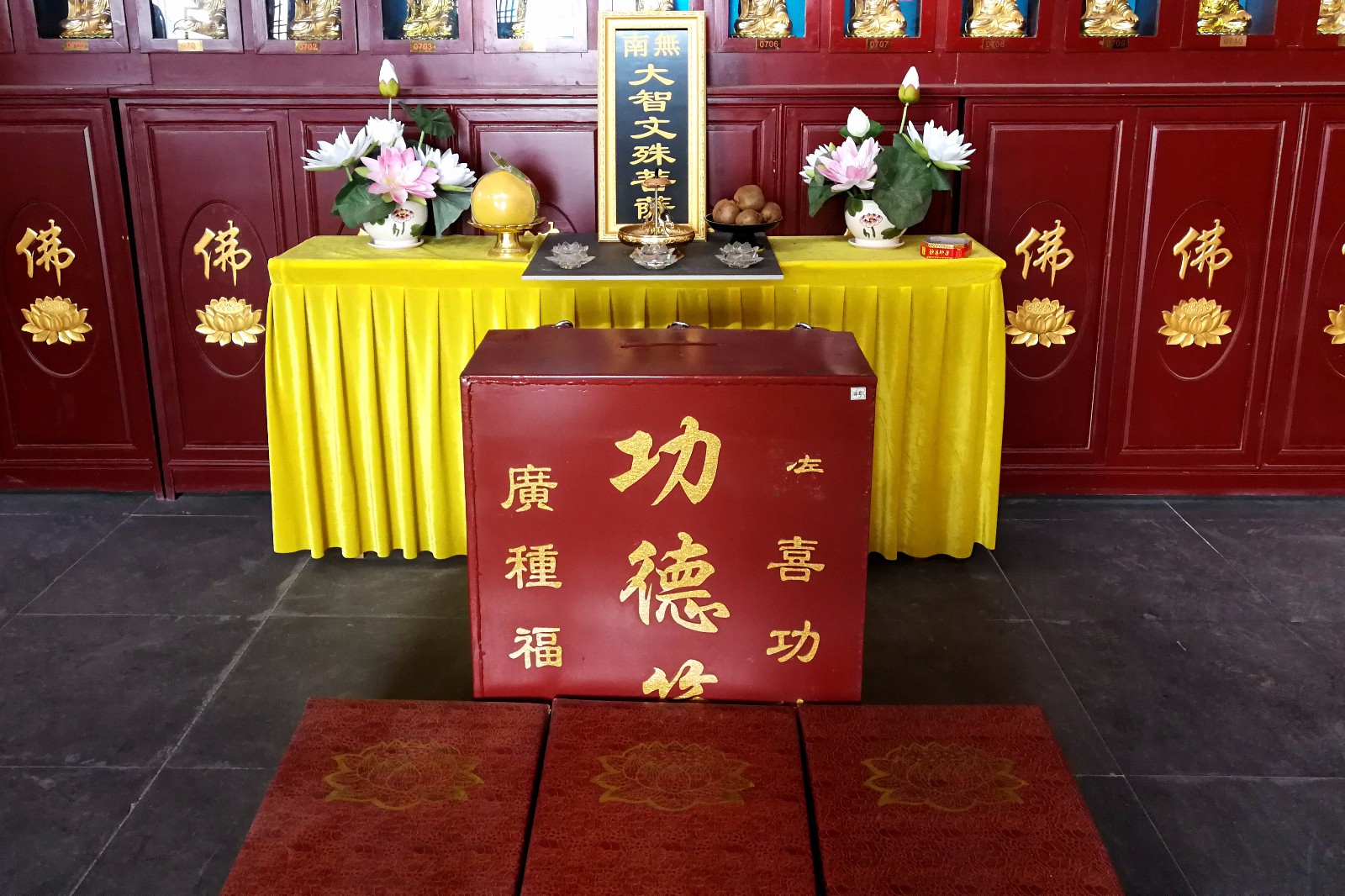 实拍寺庙中的功德箱 "布施积德"引深思