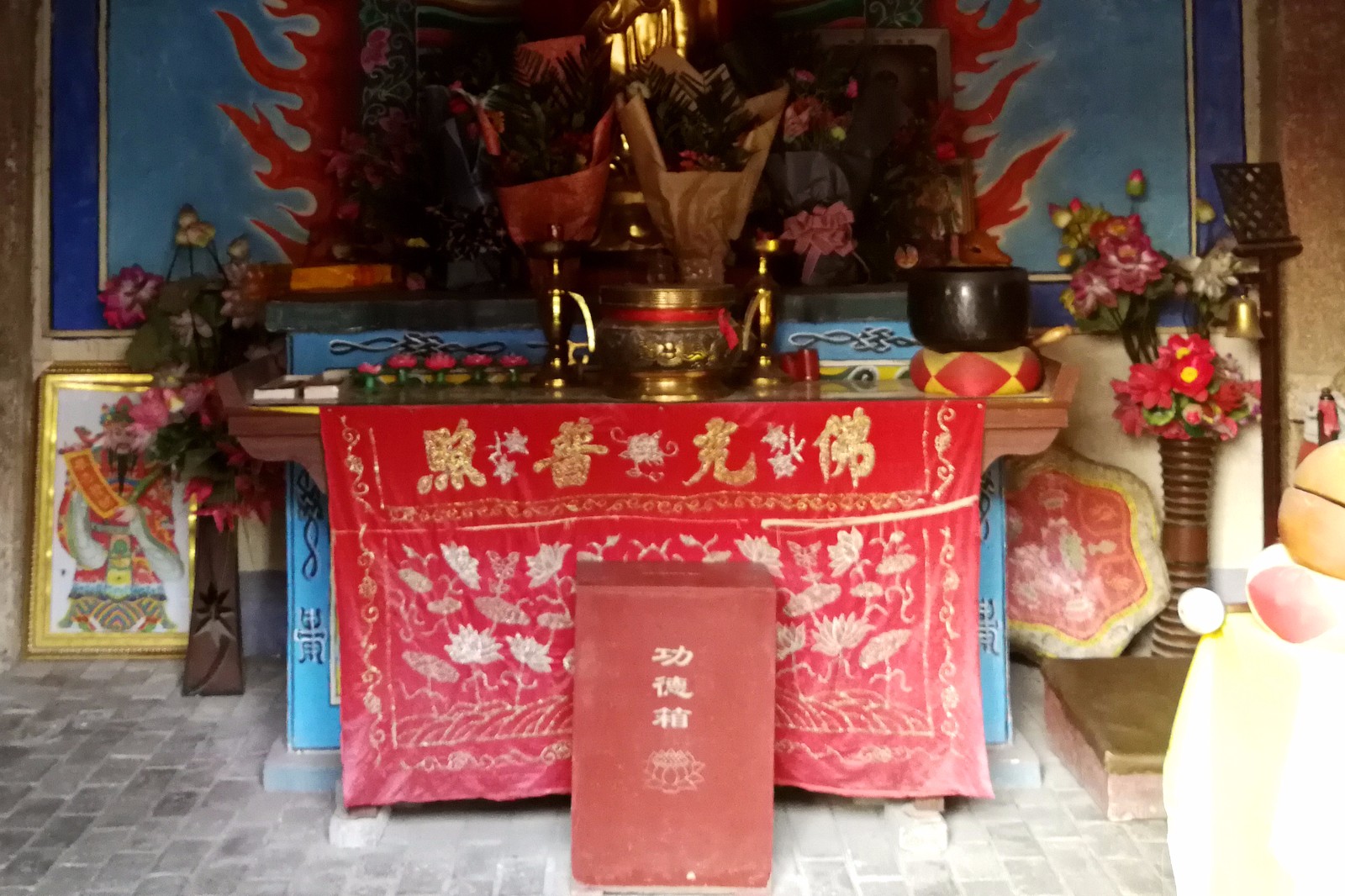 实拍寺庙中的功德箱 "布施积德"引深思