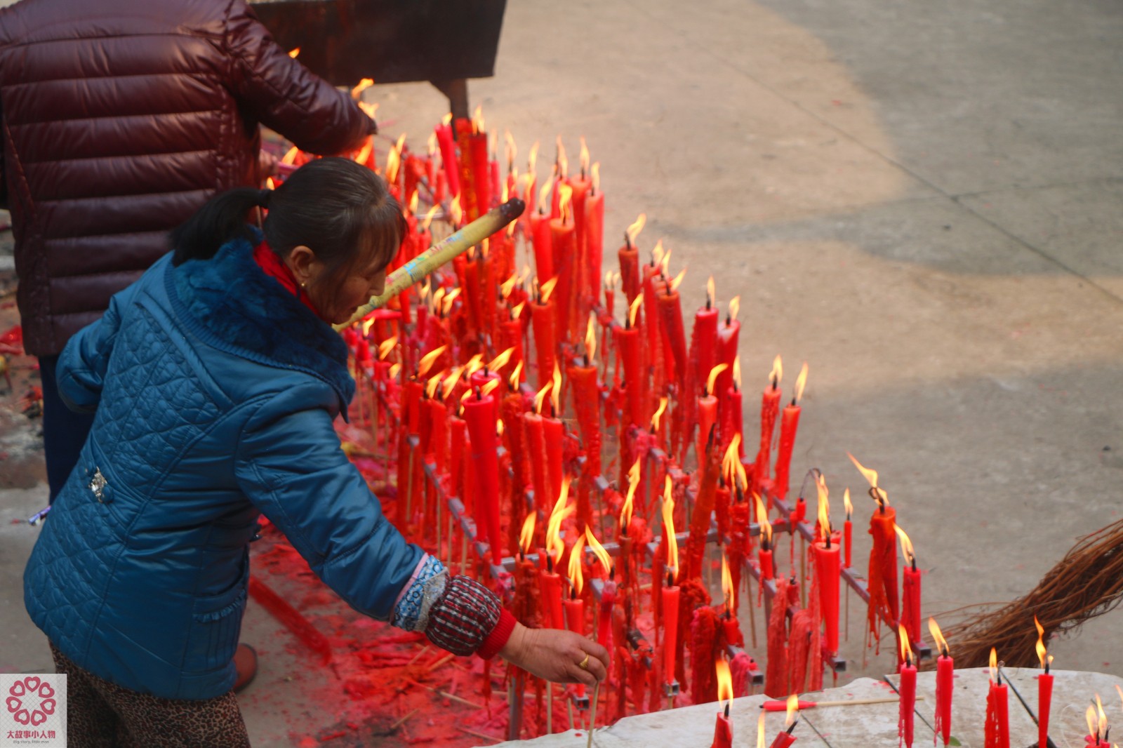 为讨好运,抱2米长香摸狮身闭眼摸福,方法应有尽有|好运|寺院|福字