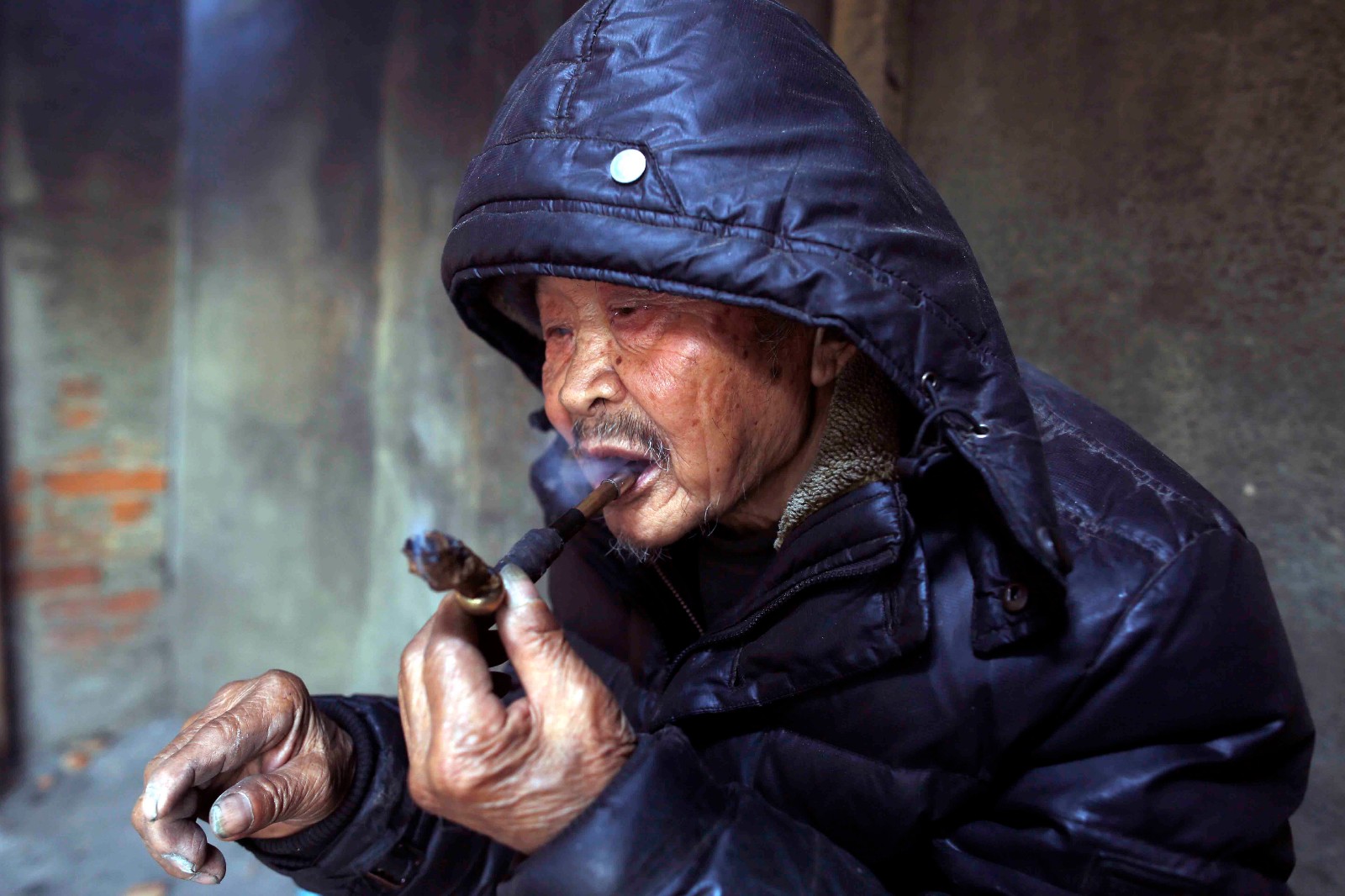 孝儿媳带着95岁公公打工,9年没回家过年|老人|公公|儿媳_新浪新闻