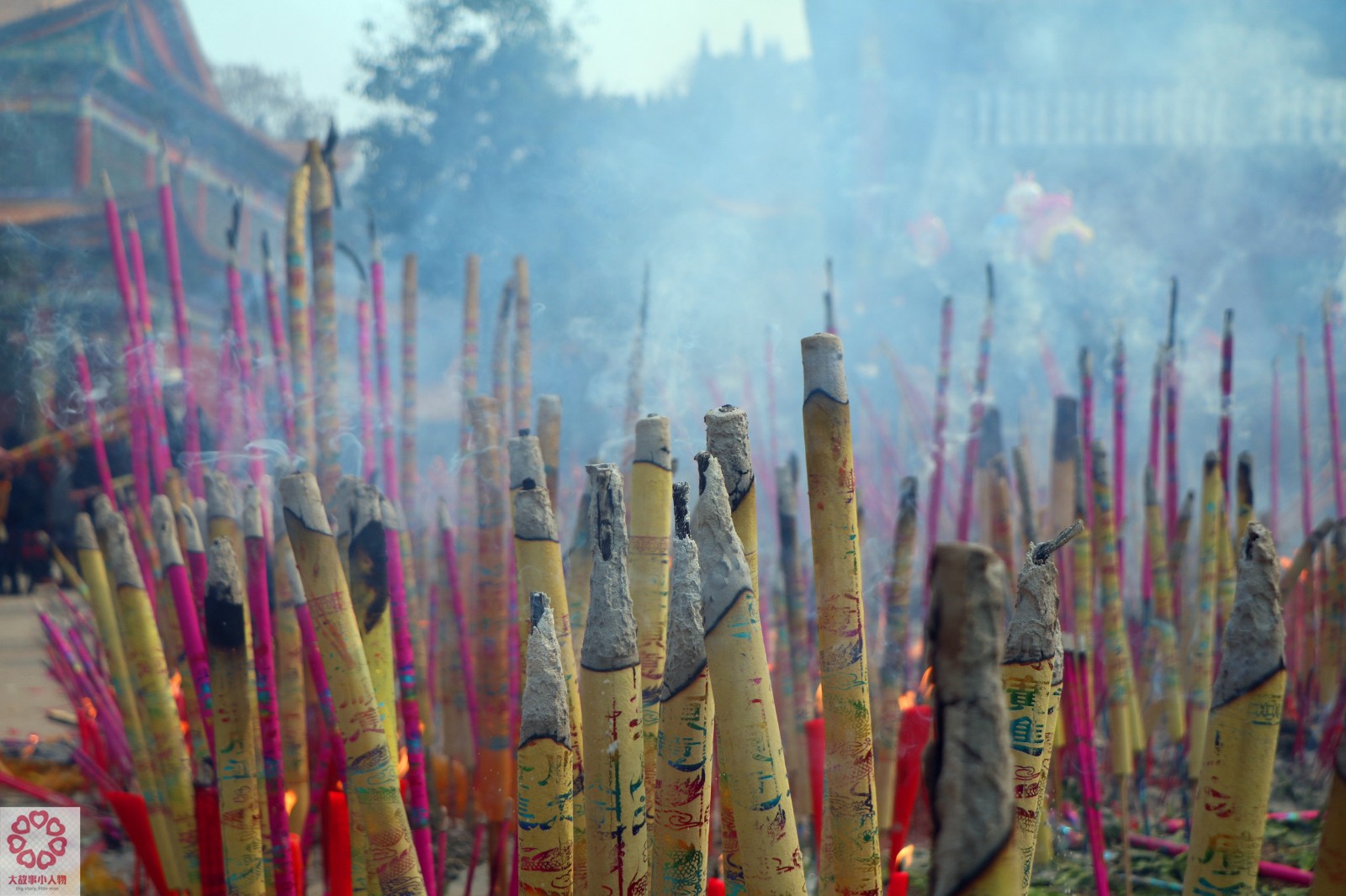 为讨好运,抱2米长香摸狮身闭眼摸福,方法应有尽有
