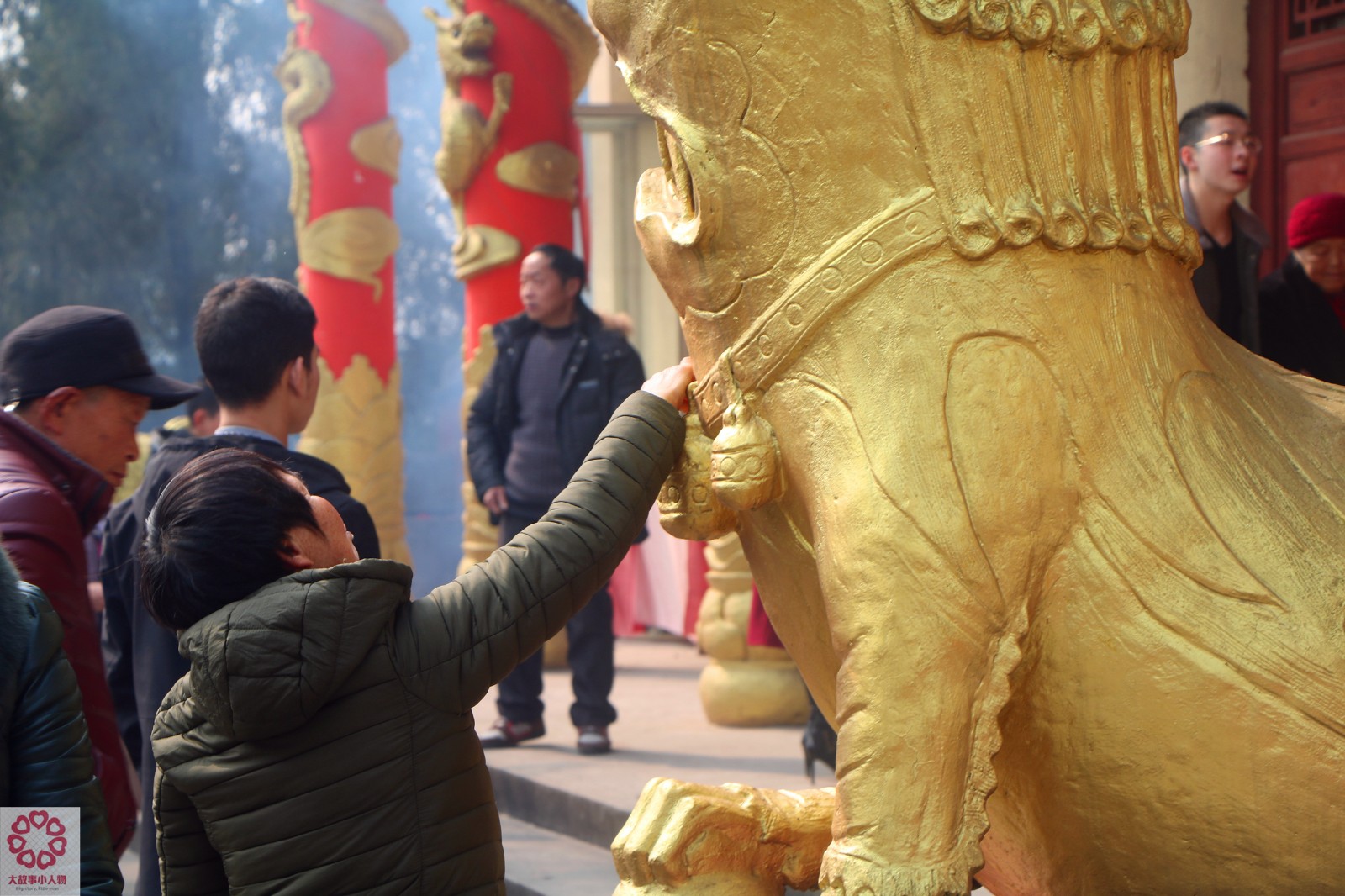 为讨好运,抱2米长香摸狮身闭眼摸福,方法应有尽有|好运|寺院|福字