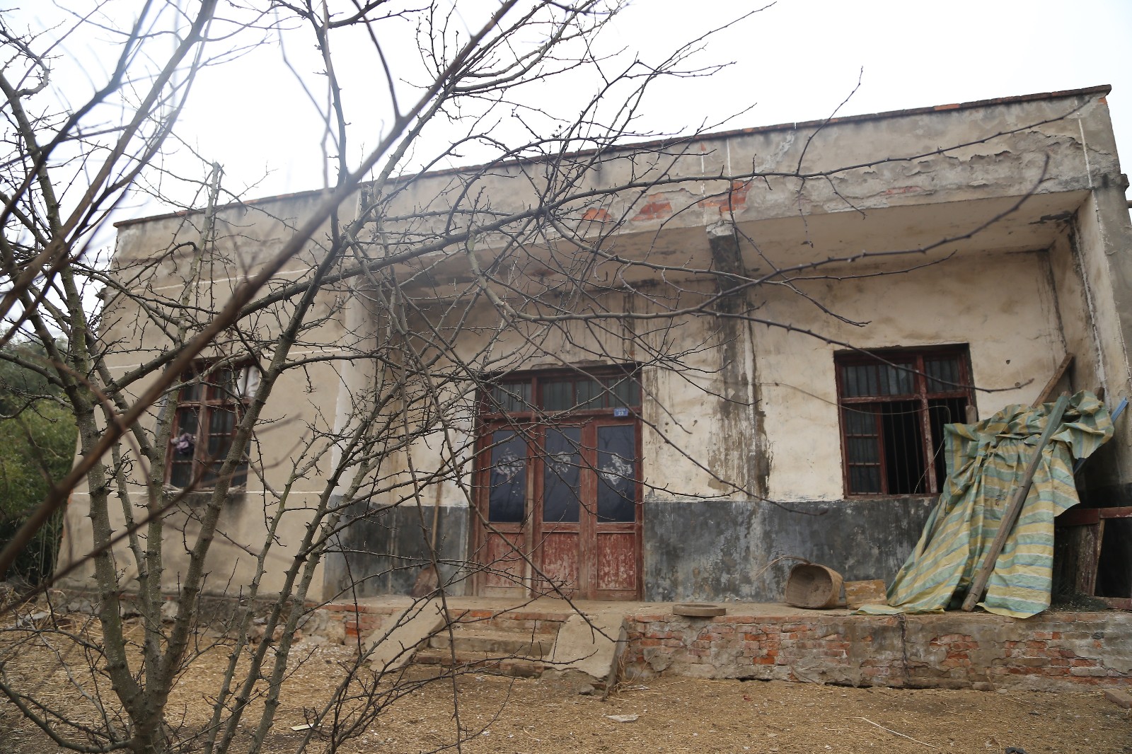 村民不愿离开泉水池一辈子住在破旧的房子里 陪伴他的只有这条狗