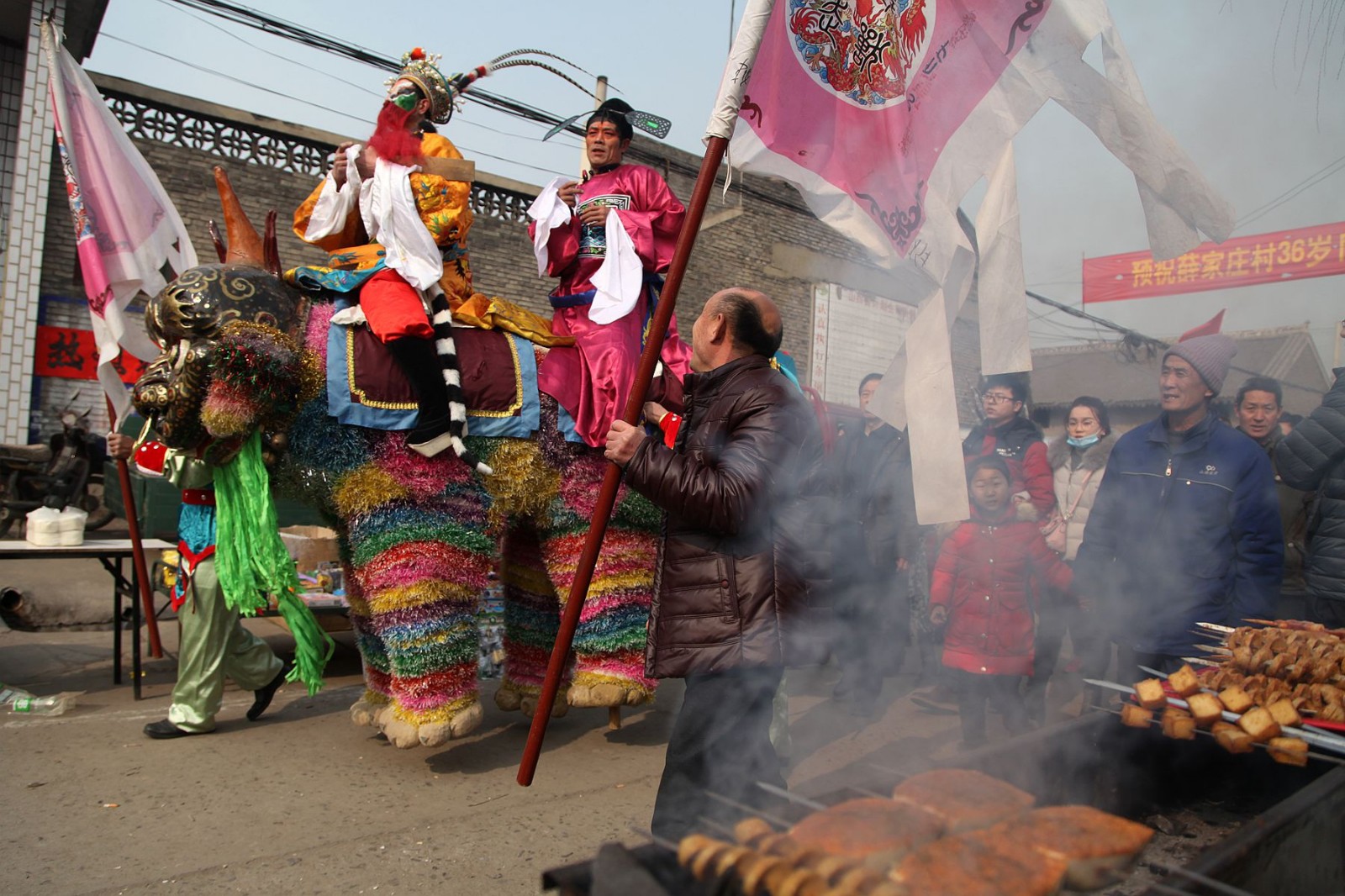 山西运城高跷走兽春节亮相,看到的人都争着合影求吉祥|走兽|高跷|吉祥