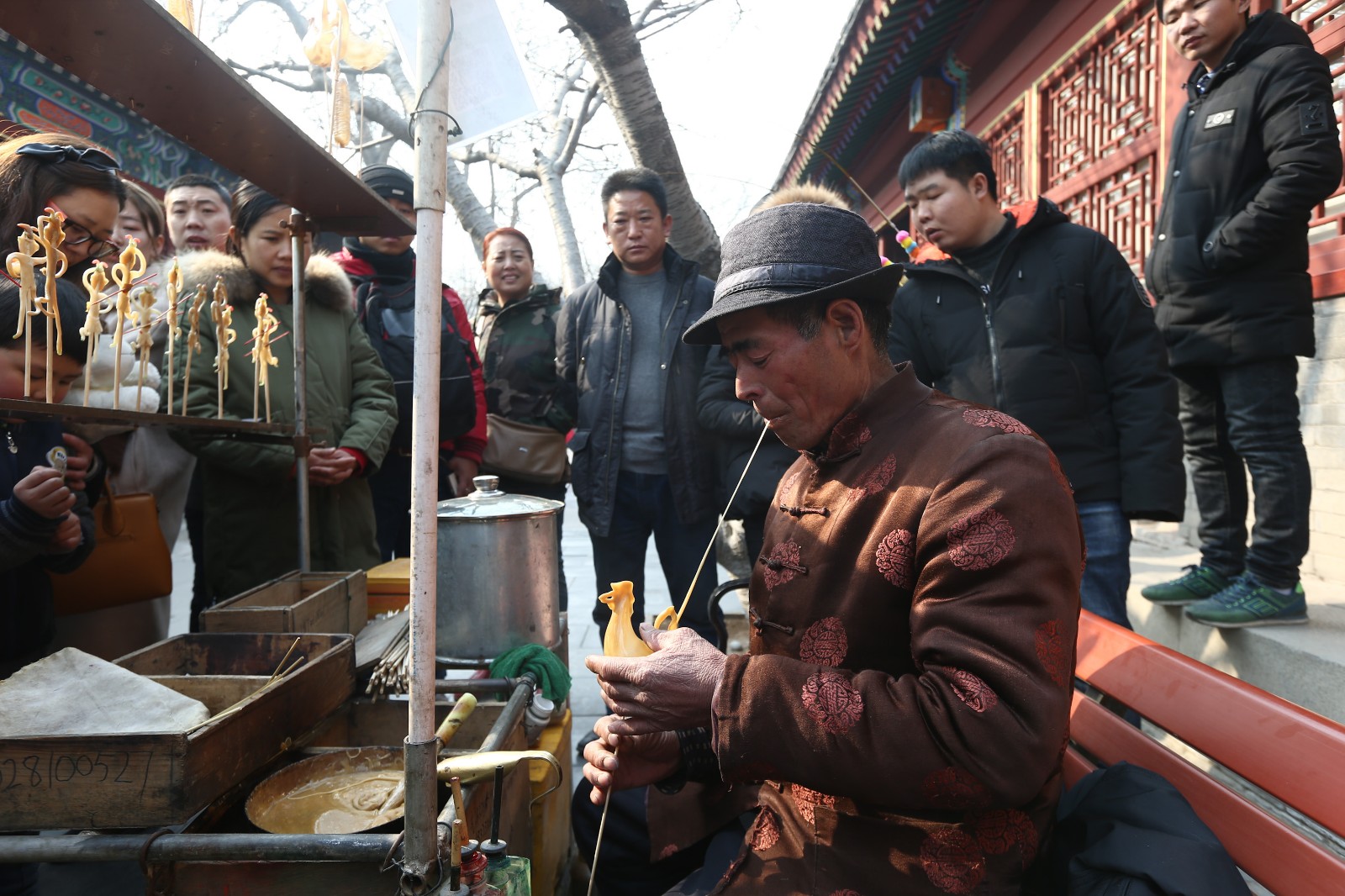 正定古城里的民间手工艺 老爷爷吹着糖人过春节
