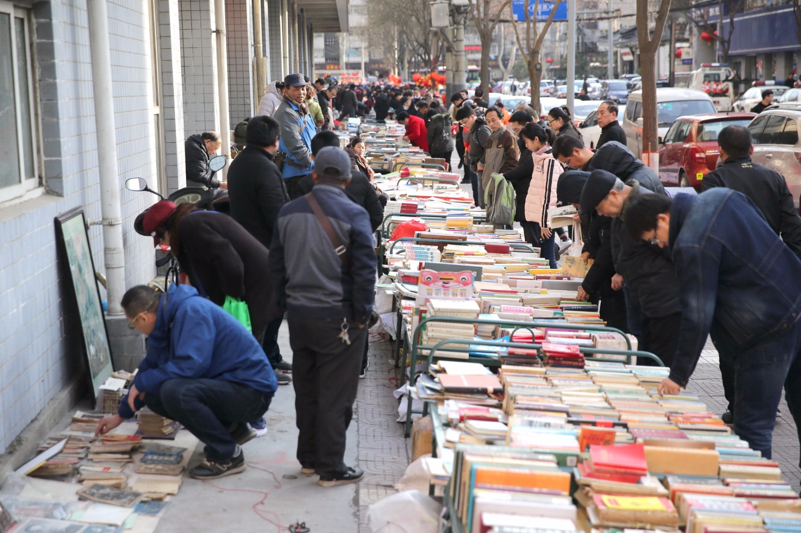 大雁塔春节旧书集市人气旺 最便宜1块钱一本