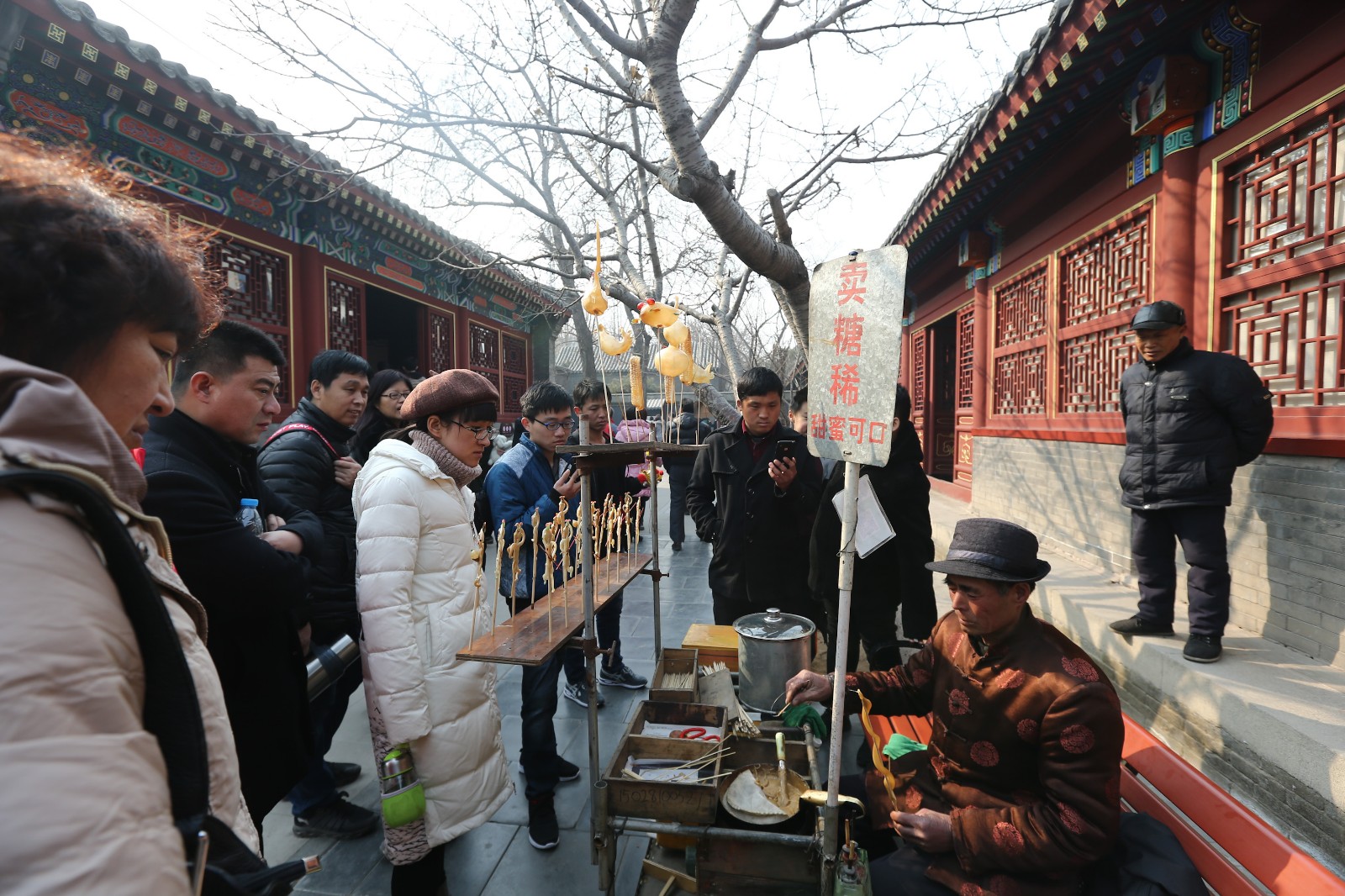 正定古城里的民间手工艺 老爷爷吹着糖人过春节