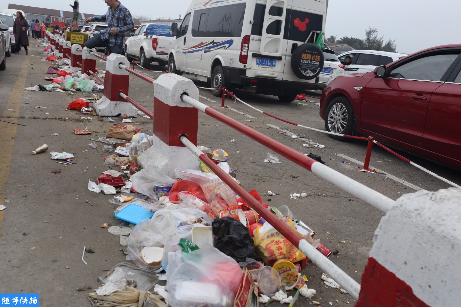 随处可见的满地垃圾,令人作呕.