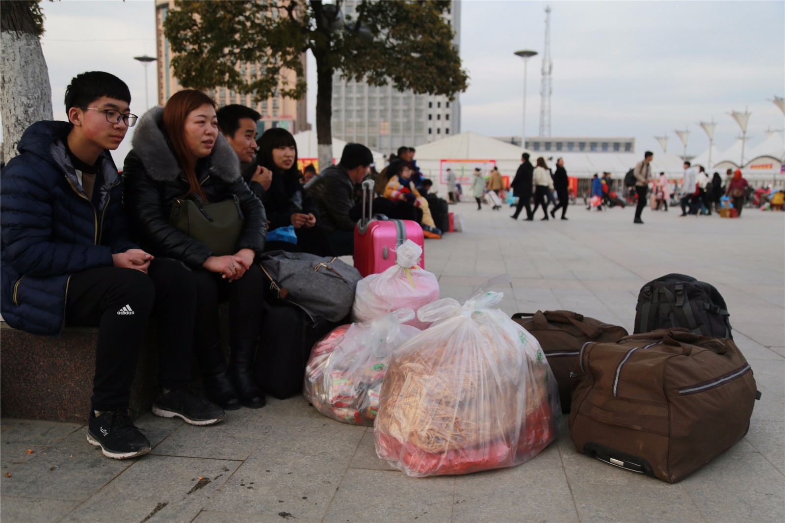 春运行李五花八门 难以割舍的还是家乡味