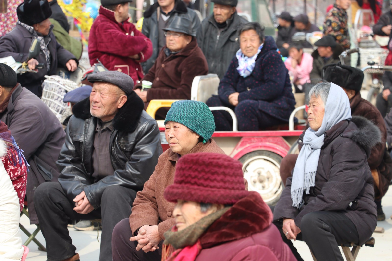 在农村,听戏真的能暖老人心.看到他们的笑容,内心说不出的感动.