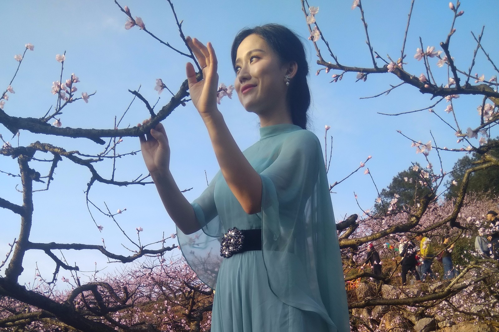 黔籍歌手杨西音子在岑巩第二届桃花文化旅游节现场