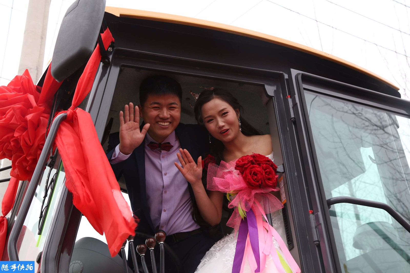 江苏90后小伙驾8台平地机组迎新娘 霸气十足震撼乡里引围观