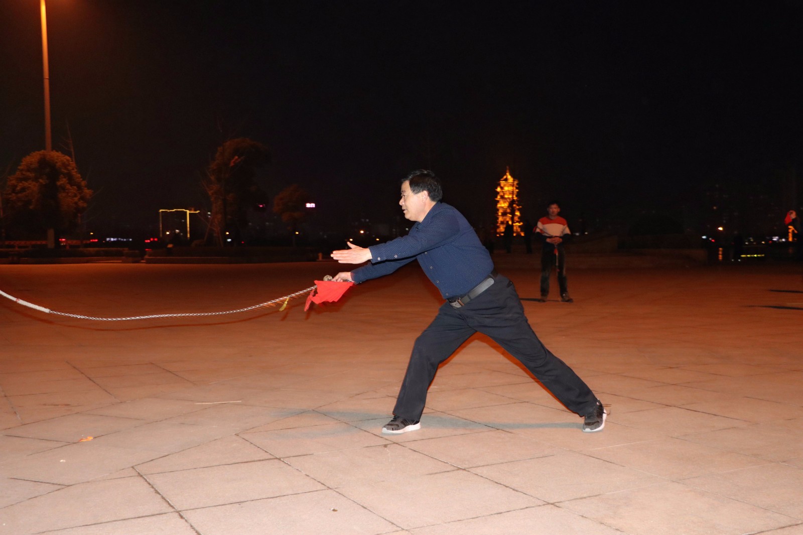 神鞭归来河南三人耍钢鞭动作行云流水展现中国武术美