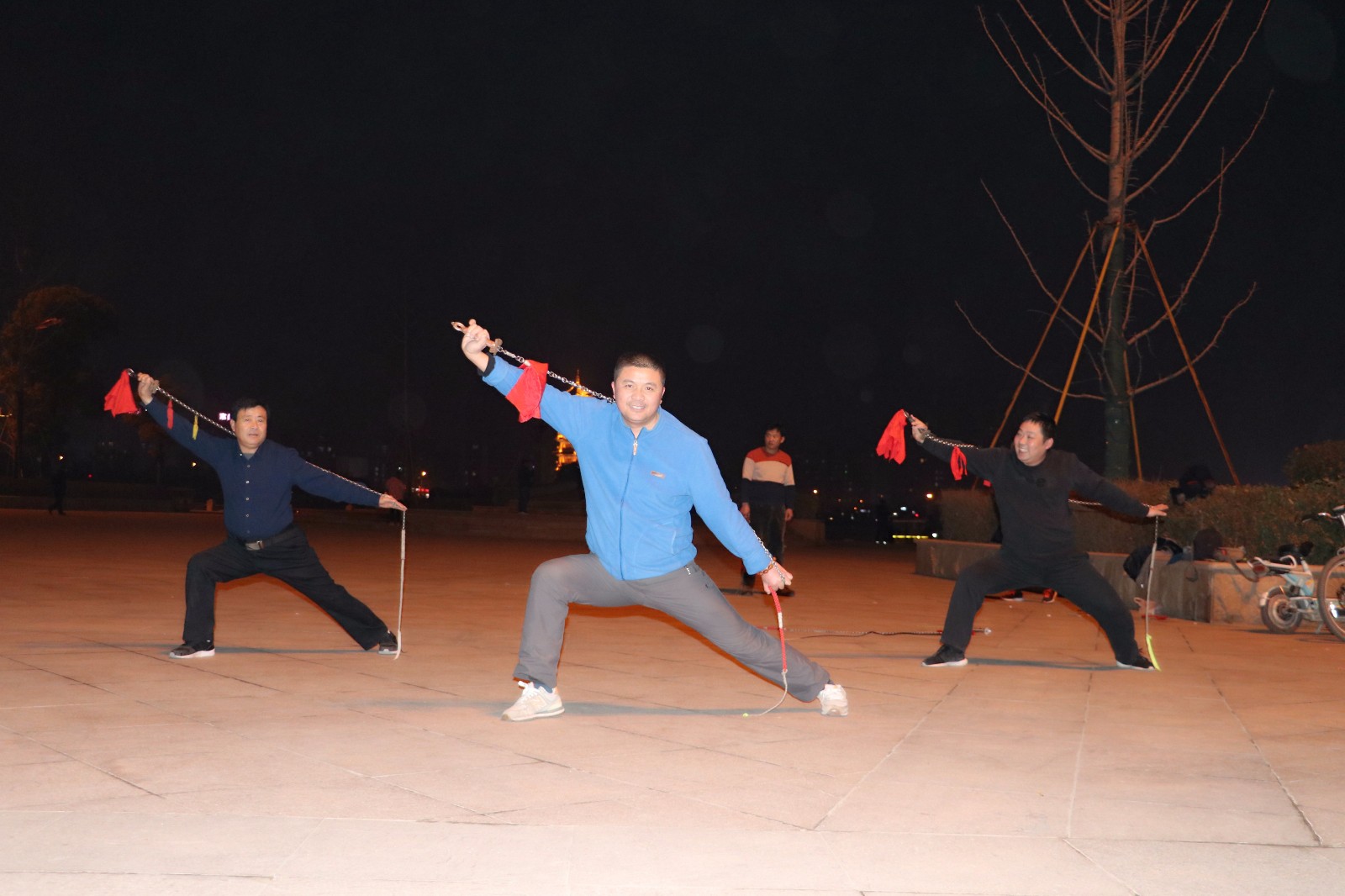 神鞭归来河南三人耍钢鞭动作行云流水展现中国武术美