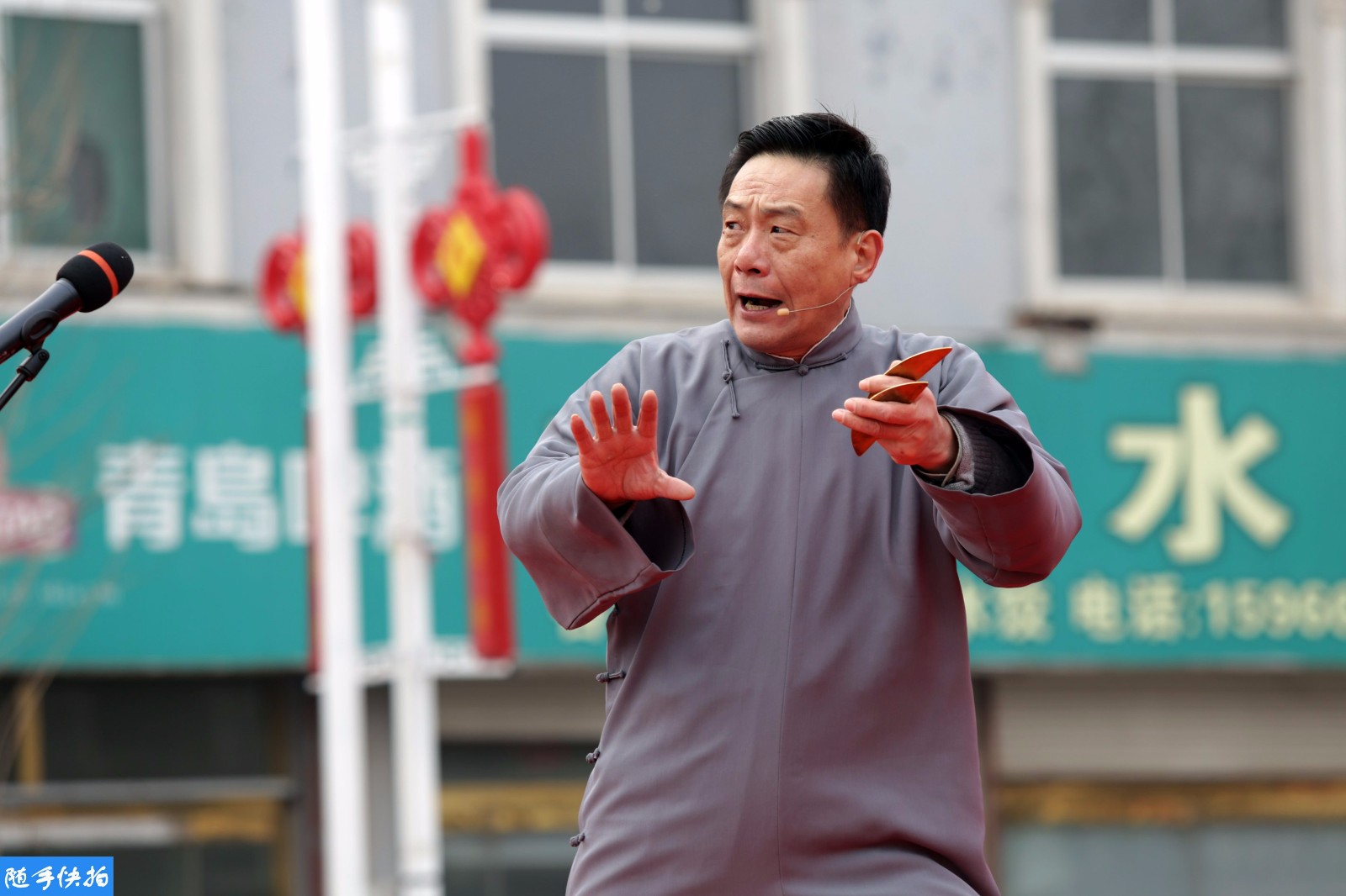 山东快书表演艺术家阴军在激情表演.