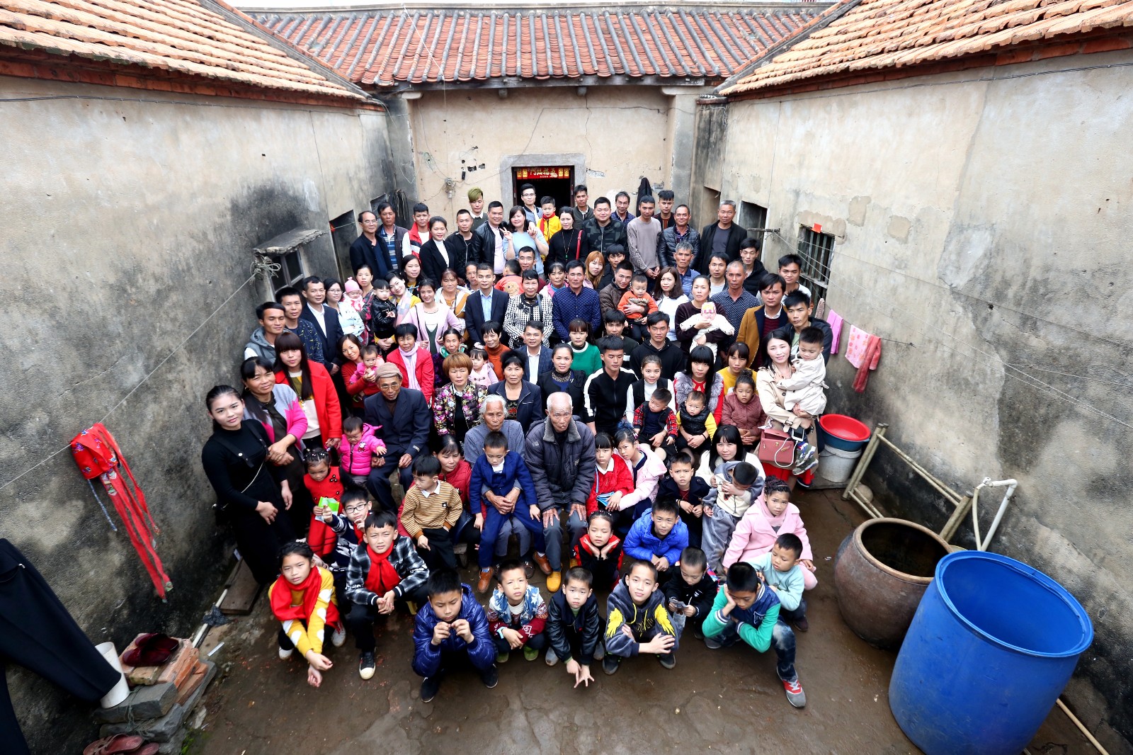 身体健康,儿孙满堂,看着眼前的景象,梁国孩和老伴两老笑得一脸满足,还