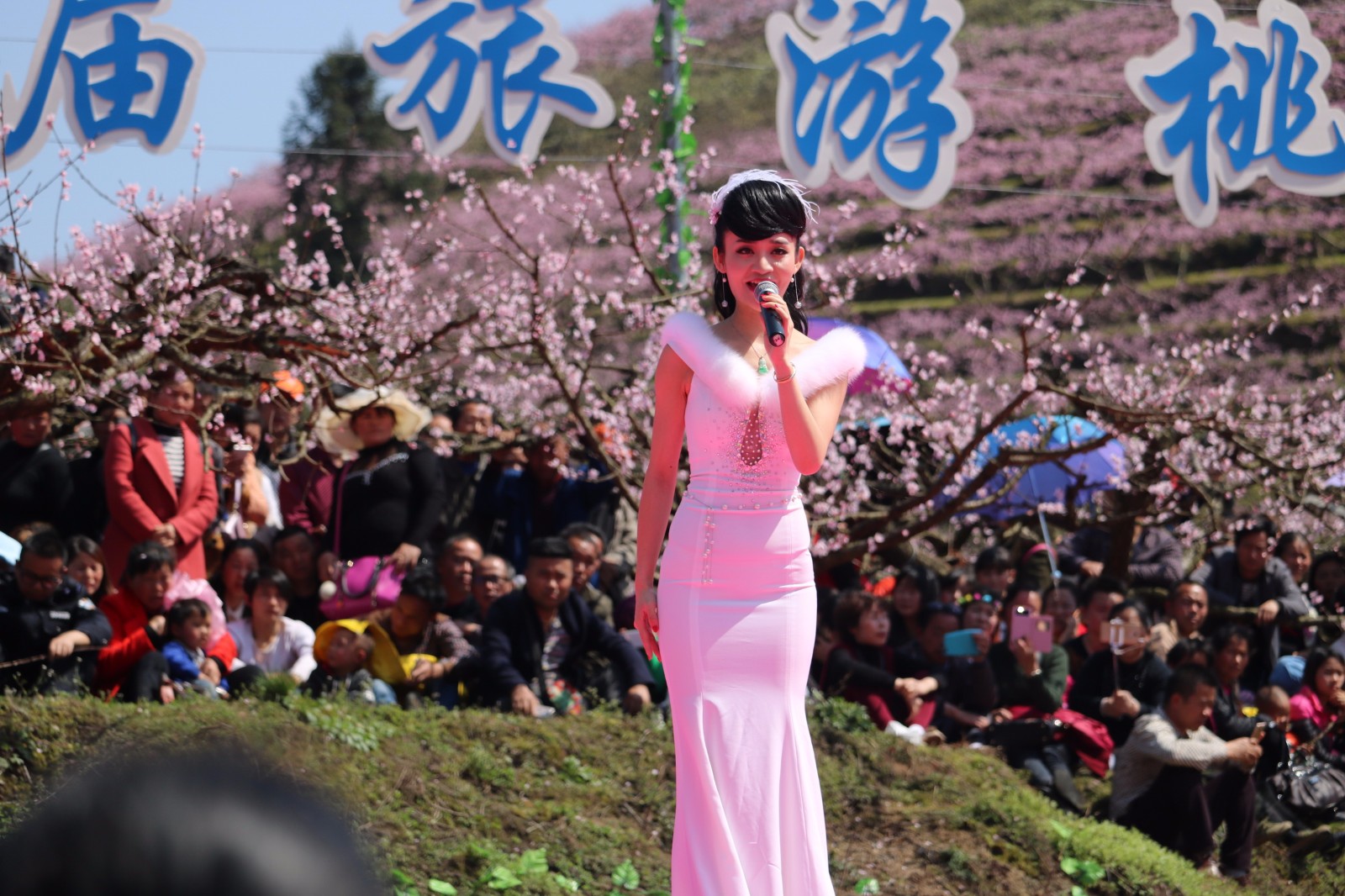 著名歌手云朵儿在岑巩县客楼桃花节献唱,身材好好