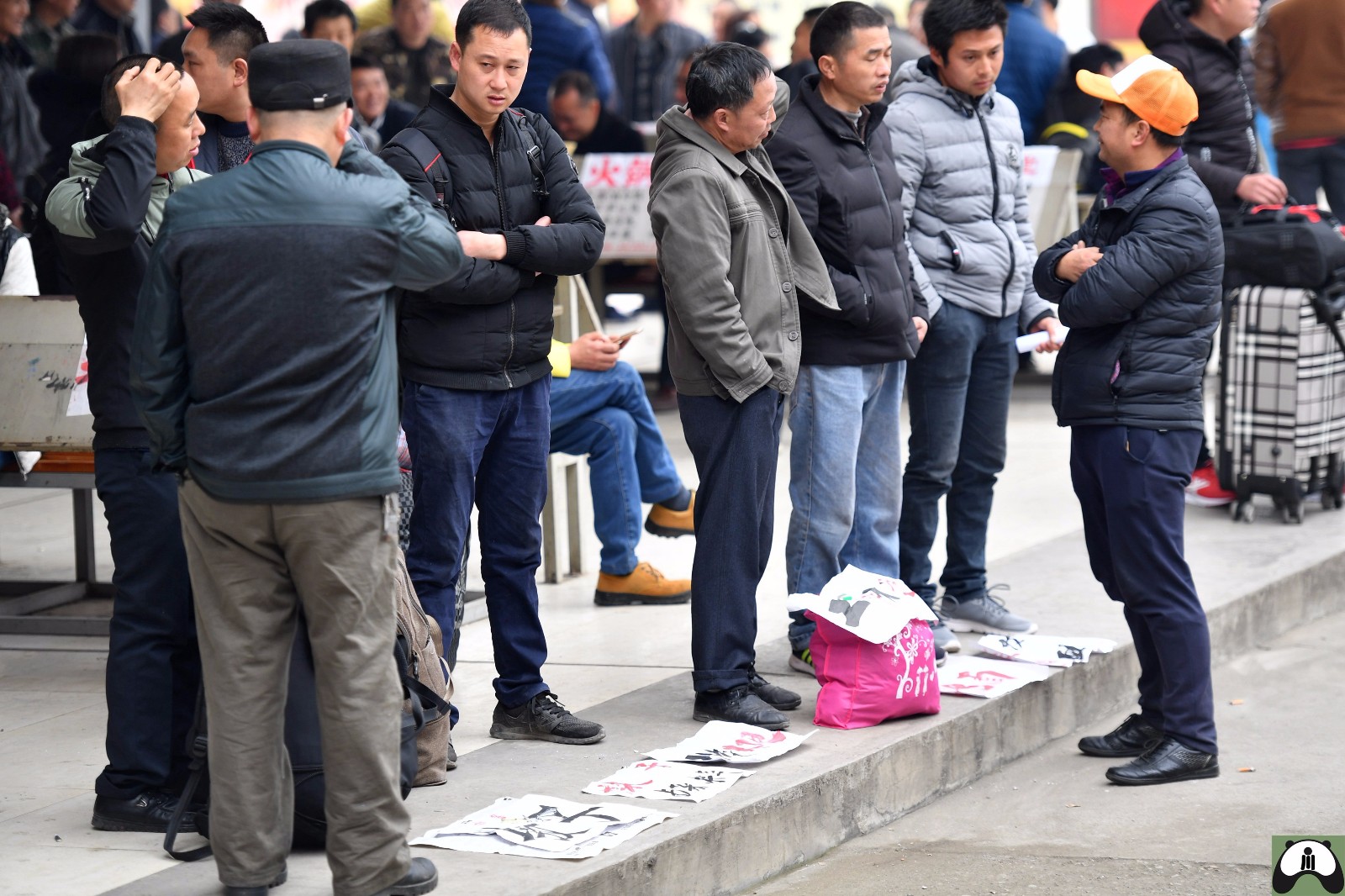 农民工提前返城蹲地摆地摊求职,有的几天也没能找